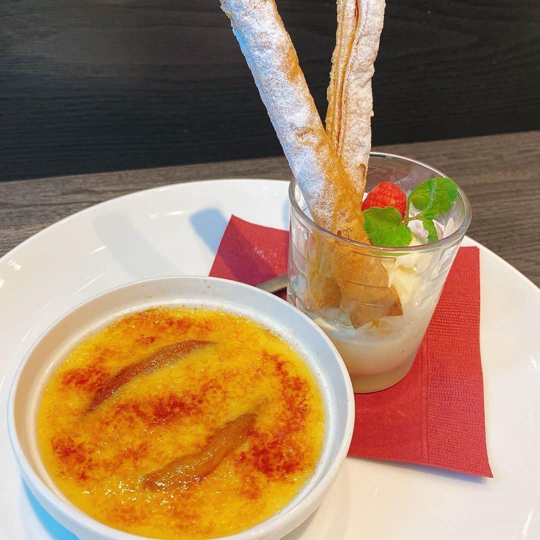 里井真由美さんのインスタグラム写真 - (里井真由美Instagram)「#chocolate #mary #tokyo #parfait  東京駅 KITTE 内「メリーズカフェ」で新作❗️メリーチョコスイーツ三昧でございます〜 @marychocolate.jp  ・ ・ 秋は チョコと栗・りんご・ぶどう😊 🍫🌰🍎🍇❤️  。。。  🌰 →2.3枚め)ワタシ的なお目当ては「グラスマロン」〜🌰💓 マグカップサイズにぐるっと栗スイーツ入ってます🌰チョコ、栗、栗アイス、モンブランショートなど♡右からも左からも写真撮っちゃう🌰笑笑🤣  🍇 秋の限定チョコレートパフェは ぶどうとシャインマスカット、ホワイトチョコレートのパフェです  みずみずしい果実と、ホワイトチョコアイス&レアチーズムースが まろやか〜カシスソースとレモンジュレの優しい酸味がアクセント♡  🍎 キャラメル林檎のクレームブリュレ パリパリッ✨キャラメルと りんごカスタードがたまりません♡ パイに乗せて食べてもおいしい😊🍎  この日は女子3人で朝10時から♡ 朝チョコ、朝パフェを お招き席で楽しませて頂きました。 少しおしゃべりしても まだ午前中。 1日 充実して過ごせます♡  東京駅から1分ですし、もちろんお仕事帰りにサクッと立ち寄りほっこりチョコに癒されるに絶好なシチュエーション♡   ギフトにできるチョコの販売も豊富なので 両方で重宝です〜  ハロウィンチョコドリンクやパンプキンチョコなど 限定チョコもあります🎃   あ！メリーチョコレートさんの70周年記念チョコや、トーキョーチョコレートの新作などなど、まだまだご紹介したいチョコたくさんなので、また書きますね〜  今日も張り切ってファイティン💪💕   #メリーチョコレート#メリーチョコレートカムパニー #パフェ#apple #チョコレートパフェ#チョコレート#kitte #japanesefood #japanesegirl #モンブラン#里井真由美#フードジャーナリスト里井真由美 #marychocolate #maryscafe #ショコラ」10月20日 9時48分 - mayumi.satoi