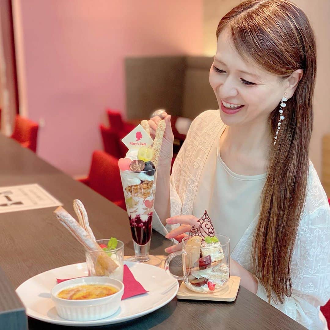 里井真由美さんのインスタグラム写真 - (里井真由美Instagram)「#chocolate #mary #tokyo #parfait  東京駅 KITTE 内「メリーズカフェ」で新作❗️メリーチョコスイーツ三昧でございます〜 @marychocolate.jp  ・ ・ 秋は チョコと栗・りんご・ぶどう😊 🍫🌰🍎🍇❤️  。。。  🌰 →2.3枚め)ワタシ的なお目当ては「グラスマロン」〜🌰💓 マグカップサイズにぐるっと栗スイーツ入ってます🌰チョコ、栗、栗アイス、モンブランショートなど♡右からも左からも写真撮っちゃう🌰笑笑🤣  🍇 秋の限定チョコレートパフェは ぶどうとシャインマスカット、ホワイトチョコレートのパフェです  みずみずしい果実と、ホワイトチョコアイス&レアチーズムースが まろやか〜カシスソースとレモンジュレの優しい酸味がアクセント♡  🍎 キャラメル林檎のクレームブリュレ パリパリッ✨キャラメルと りんごカスタードがたまりません♡ パイに乗せて食べてもおいしい😊🍎  この日は女子3人で朝10時から♡ 朝チョコ、朝パフェを お招き席で楽しませて頂きました。 少しおしゃべりしても まだ午前中。 1日 充実して過ごせます♡  東京駅から1分ですし、もちろんお仕事帰りにサクッと立ち寄りほっこりチョコに癒されるに絶好なシチュエーション♡   ギフトにできるチョコの販売も豊富なので 両方で重宝です〜  ハロウィンチョコドリンクやパンプキンチョコなど 限定チョコもあります🎃   あ！メリーチョコレートさんの70周年記念チョコや、トーキョーチョコレートの新作などなど、まだまだご紹介したいチョコたくさんなので、また書きますね〜  今日も張り切ってファイティン💪💕   #メリーチョコレート#メリーチョコレートカムパニー #パフェ#apple #チョコレートパフェ#チョコレート#kitte #japanesefood #japanesegirl #モンブラン#里井真由美#フードジャーナリスト里井真由美 #marychocolate #maryscafe #ショコラ」10月20日 9時48分 - mayumi.satoi