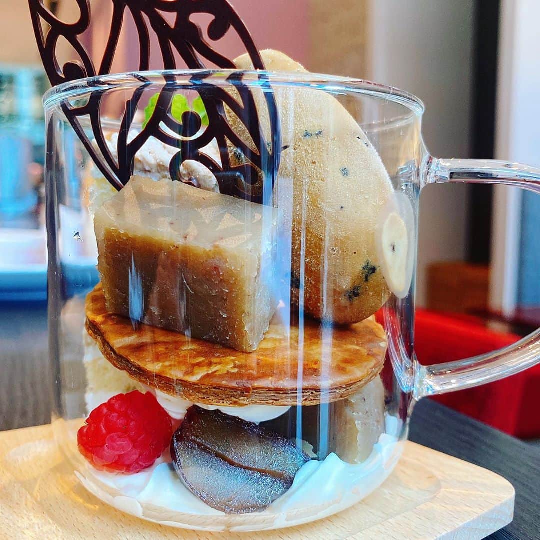 里井真由美さんのインスタグラム写真 - (里井真由美Instagram)「#chocolate #mary #tokyo #parfait  東京駅 KITTE 内「メリーズカフェ」で新作❗️メリーチョコスイーツ三昧でございます〜 @marychocolate.jp  ・ ・ 秋は チョコと栗・りんご・ぶどう😊 🍫🌰🍎🍇❤️  。。。  🌰 →2.3枚め)ワタシ的なお目当ては「グラスマロン」〜🌰💓 マグカップサイズにぐるっと栗スイーツ入ってます🌰チョコ、栗、栗アイス、モンブランショートなど♡右からも左からも写真撮っちゃう🌰笑笑🤣  🍇 秋の限定チョコレートパフェは ぶどうとシャインマスカット、ホワイトチョコレートのパフェです  みずみずしい果実と、ホワイトチョコアイス&レアチーズムースが まろやか〜カシスソースとレモンジュレの優しい酸味がアクセント♡  🍎 キャラメル林檎のクレームブリュレ パリパリッ✨キャラメルと りんごカスタードがたまりません♡ パイに乗せて食べてもおいしい😊🍎  この日は女子3人で朝10時から♡ 朝チョコ、朝パフェを お招き席で楽しませて頂きました。 少しおしゃべりしても まだ午前中。 1日 充実して過ごせます♡  東京駅から1分ですし、もちろんお仕事帰りにサクッと立ち寄りほっこりチョコに癒されるに絶好なシチュエーション♡   ギフトにできるチョコの販売も豊富なので 両方で重宝です〜  ハロウィンチョコドリンクやパンプキンチョコなど 限定チョコもあります🎃   あ！メリーチョコレートさんの70周年記念チョコや、トーキョーチョコレートの新作などなど、まだまだご紹介したいチョコたくさんなので、また書きますね〜  今日も張り切ってファイティン💪💕   #メリーチョコレート#メリーチョコレートカムパニー #パフェ#apple #チョコレートパフェ#チョコレート#kitte #japanesefood #japanesegirl #モンブラン#里井真由美#フードジャーナリスト里井真由美 #marychocolate #maryscafe #ショコラ」10月20日 9時48分 - mayumi.satoi