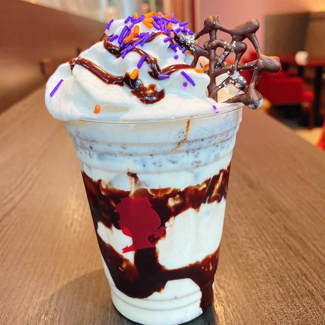 里井真由美さんのインスタグラム写真 - (里井真由美Instagram)「#chocolate #mary #tokyo #parfait  東京駅 KITTE 内「メリーズカフェ」で新作❗️メリーチョコスイーツ三昧でございます〜 @marychocolate.jp  ・ ・ 秋は チョコと栗・りんご・ぶどう😊 🍫🌰🍎🍇❤️  。。。  🌰 →2.3枚め)ワタシ的なお目当ては「グラスマロン」〜🌰💓 マグカップサイズにぐるっと栗スイーツ入ってます🌰チョコ、栗、栗アイス、モンブランショートなど♡右からも左からも写真撮っちゃう🌰笑笑🤣  🍇 秋の限定チョコレートパフェは ぶどうとシャインマスカット、ホワイトチョコレートのパフェです  みずみずしい果実と、ホワイトチョコアイス&レアチーズムースが まろやか〜カシスソースとレモンジュレの優しい酸味がアクセント♡  🍎 キャラメル林檎のクレームブリュレ パリパリッ✨キャラメルと りんごカスタードがたまりません♡ パイに乗せて食べてもおいしい😊🍎  この日は女子3人で朝10時から♡ 朝チョコ、朝パフェを お招き席で楽しませて頂きました。 少しおしゃべりしても まだ午前中。 1日 充実して過ごせます♡  東京駅から1分ですし、もちろんお仕事帰りにサクッと立ち寄りほっこりチョコに癒されるに絶好なシチュエーション♡   ギフトにできるチョコの販売も豊富なので 両方で重宝です〜  ハロウィンチョコドリンクやパンプキンチョコなど 限定チョコもあります🎃   あ！メリーチョコレートさんの70周年記念チョコや、トーキョーチョコレートの新作などなど、まだまだご紹介したいチョコたくさんなので、また書きますね〜  今日も張り切ってファイティン💪💕   #メリーチョコレート#メリーチョコレートカムパニー #パフェ#apple #チョコレートパフェ#チョコレート#kitte #japanesefood #japanesegirl #モンブラン#里井真由美#フードジャーナリスト里井真由美 #marychocolate #maryscafe #ショコラ」10月20日 9時48分 - mayumi.satoi