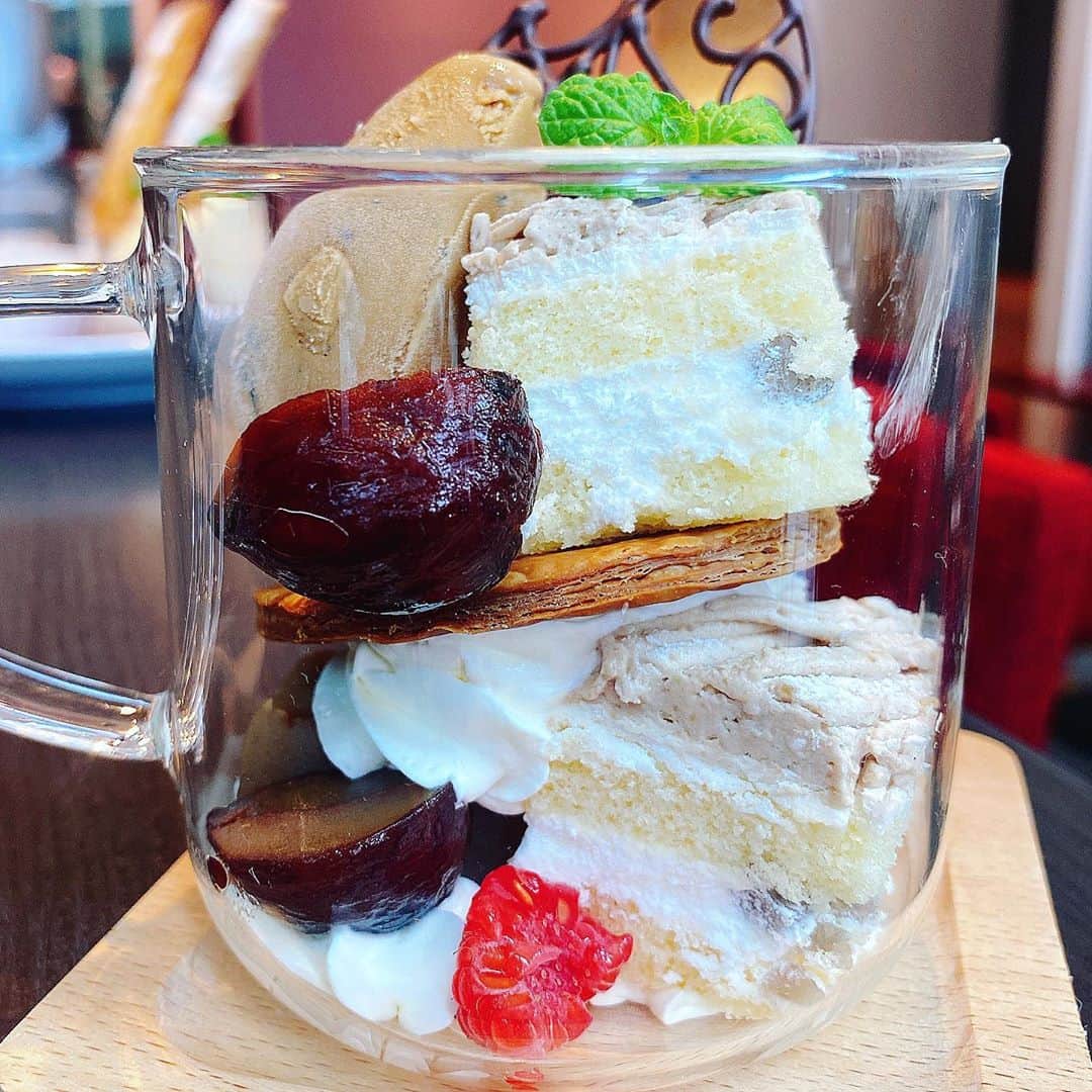 里井真由美さんのインスタグラム写真 - (里井真由美Instagram)「#chocolate #mary #tokyo #parfait  東京駅 KITTE 内「メリーズカフェ」で新作❗️メリーチョコスイーツ三昧でございます〜 @marychocolate.jp  ・ ・ 秋は チョコと栗・りんご・ぶどう😊 🍫🌰🍎🍇❤️  。。。  🌰 →2.3枚め)ワタシ的なお目当ては「グラスマロン」〜🌰💓 マグカップサイズにぐるっと栗スイーツ入ってます🌰チョコ、栗、栗アイス、モンブランショートなど♡右からも左からも写真撮っちゃう🌰笑笑🤣  🍇 秋の限定チョコレートパフェは ぶどうとシャインマスカット、ホワイトチョコレートのパフェです  みずみずしい果実と、ホワイトチョコアイス&レアチーズムースが まろやか〜カシスソースとレモンジュレの優しい酸味がアクセント♡  🍎 キャラメル林檎のクレームブリュレ パリパリッ✨キャラメルと りんごカスタードがたまりません♡ パイに乗せて食べてもおいしい😊🍎  この日は女子3人で朝10時から♡ 朝チョコ、朝パフェを お招き席で楽しませて頂きました。 少しおしゃべりしても まだ午前中。 1日 充実して過ごせます♡  東京駅から1分ですし、もちろんお仕事帰りにサクッと立ち寄りほっこりチョコに癒されるに絶好なシチュエーション♡   ギフトにできるチョコの販売も豊富なので 両方で重宝です〜  ハロウィンチョコドリンクやパンプキンチョコなど 限定チョコもあります🎃   あ！メリーチョコレートさんの70周年記念チョコや、トーキョーチョコレートの新作などなど、まだまだご紹介したいチョコたくさんなので、また書きますね〜  今日も張り切ってファイティン💪💕   #メリーチョコレート#メリーチョコレートカムパニー #パフェ#apple #チョコレートパフェ#チョコレート#kitte #japanesefood #japanesegirl #モンブラン#里井真由美#フードジャーナリスト里井真由美 #marychocolate #maryscafe #ショコラ」10月20日 9時48分 - mayumi.satoi