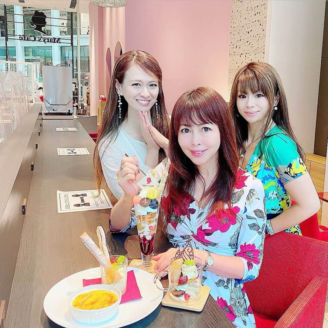 里井真由美さんのインスタグラム写真 - (里井真由美Instagram)「#chocolate #mary #tokyo #parfait  東京駅 KITTE 内「メリーズカフェ」で新作❗️メリーチョコスイーツ三昧でございます〜 @marychocolate.jp  ・ ・ 秋は チョコと栗・りんご・ぶどう😊 🍫🌰🍎🍇❤️  。。。  🌰 →2.3枚め)ワタシ的なお目当ては「グラスマロン」〜🌰💓 マグカップサイズにぐるっと栗スイーツ入ってます🌰チョコ、栗、栗アイス、モンブランショートなど♡右からも左からも写真撮っちゃう🌰笑笑🤣  🍇 秋の限定チョコレートパフェは ぶどうとシャインマスカット、ホワイトチョコレートのパフェです  みずみずしい果実と、ホワイトチョコアイス&レアチーズムースが まろやか〜カシスソースとレモンジュレの優しい酸味がアクセント♡  🍎 キャラメル林檎のクレームブリュレ パリパリッ✨キャラメルと りんごカスタードがたまりません♡ パイに乗せて食べてもおいしい😊🍎  この日は女子3人で朝10時から♡ 朝チョコ、朝パフェを お招き席で楽しませて頂きました。 少しおしゃべりしても まだ午前中。 1日 充実して過ごせます♡  東京駅から1分ですし、もちろんお仕事帰りにサクッと立ち寄りほっこりチョコに癒されるに絶好なシチュエーション♡   ギフトにできるチョコの販売も豊富なので 両方で重宝です〜  ハロウィンチョコドリンクやパンプキンチョコなど 限定チョコもあります🎃   あ！メリーチョコレートさんの70周年記念チョコや、トーキョーチョコレートの新作などなど、まだまだご紹介したいチョコたくさんなので、また書きますね〜  今日も張り切ってファイティン💪💕   #メリーチョコレート#メリーチョコレートカムパニー #パフェ#apple #チョコレートパフェ#チョコレート#kitte #japanesefood #japanesegirl #モンブラン#里井真由美#フードジャーナリスト里井真由美 #marychocolate #maryscafe #ショコラ」10月20日 9時48分 - mayumi.satoi