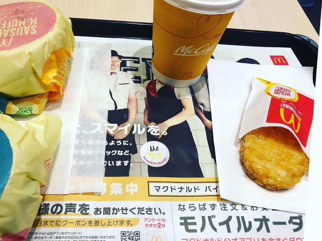 岡部さんのインスタグラム写真 - (岡部Instagram)「朝から食べちゃうぞ〜。  朝マックのコスパやっぱ無敵ですね。  #朝マック #ソーセージエッグマフィンセットに #ソーセージマフィン単品」10月20日 9時49分 - okabeccinyo