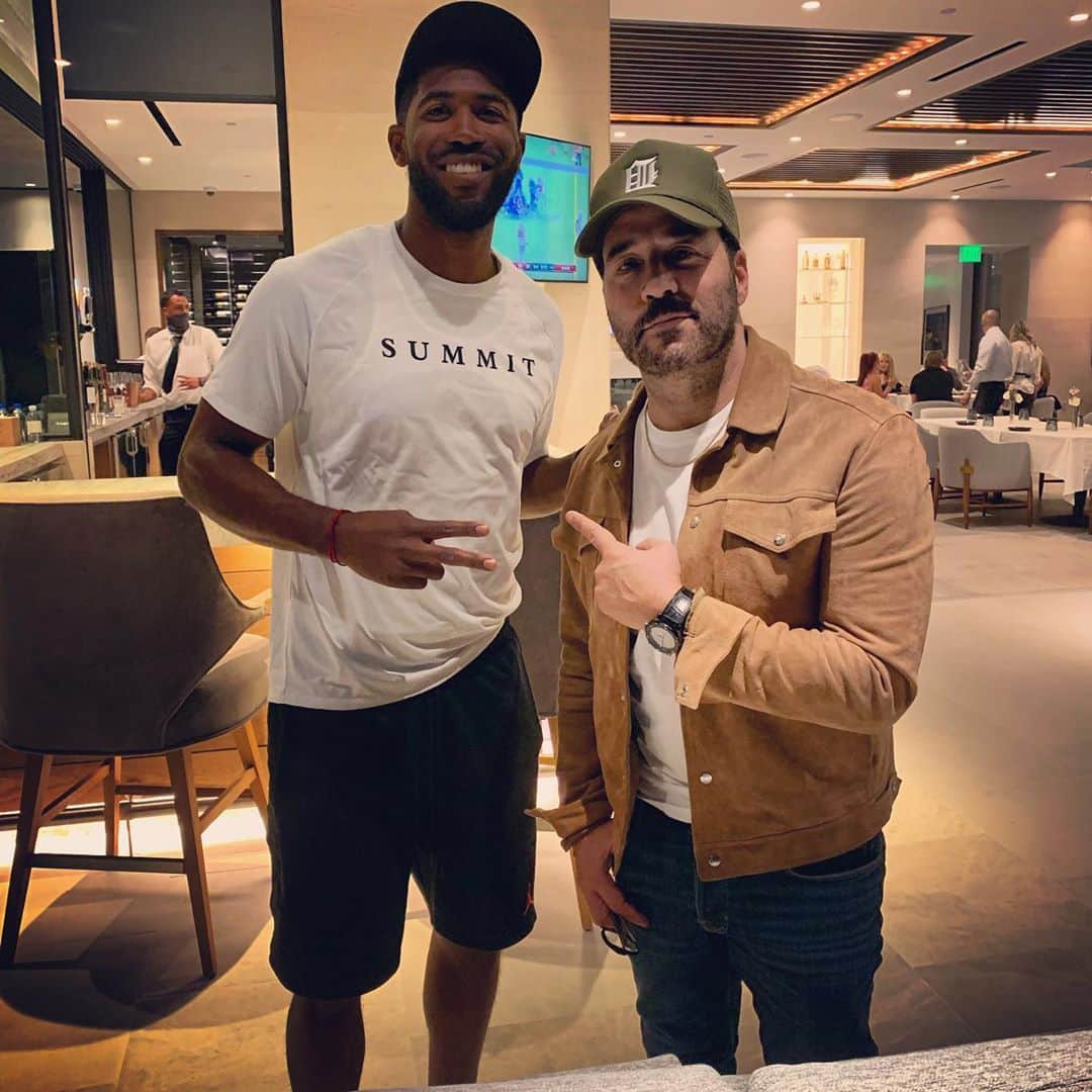 ジェレミー・ピヴェンのインスタグラム：「For the record I’m not standing in a hole ... @dexterfowler is 6’5” and we would love to see him back on the @Cubs !」