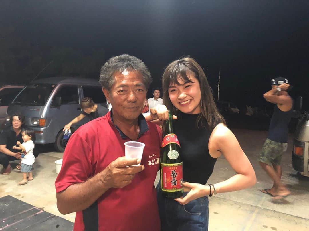 村上佳菜子さんのインスタグラム写真 - (村上佳菜子Instagram)「. . . 宮古島の友達！！ “栄吉さん" おとうりやって、ベロベロりん🤪 早くいきたいなぁ . . . #1日1投稿  #沖縄 #宮古島 #おとうり #泡盛 #栄吉さん #お友達 #お酒 #うまい #バーベキュー #村上佳菜子 #kanakomurakami #figureskater #figureskating」10月20日 9時49分 - kanako_m_official