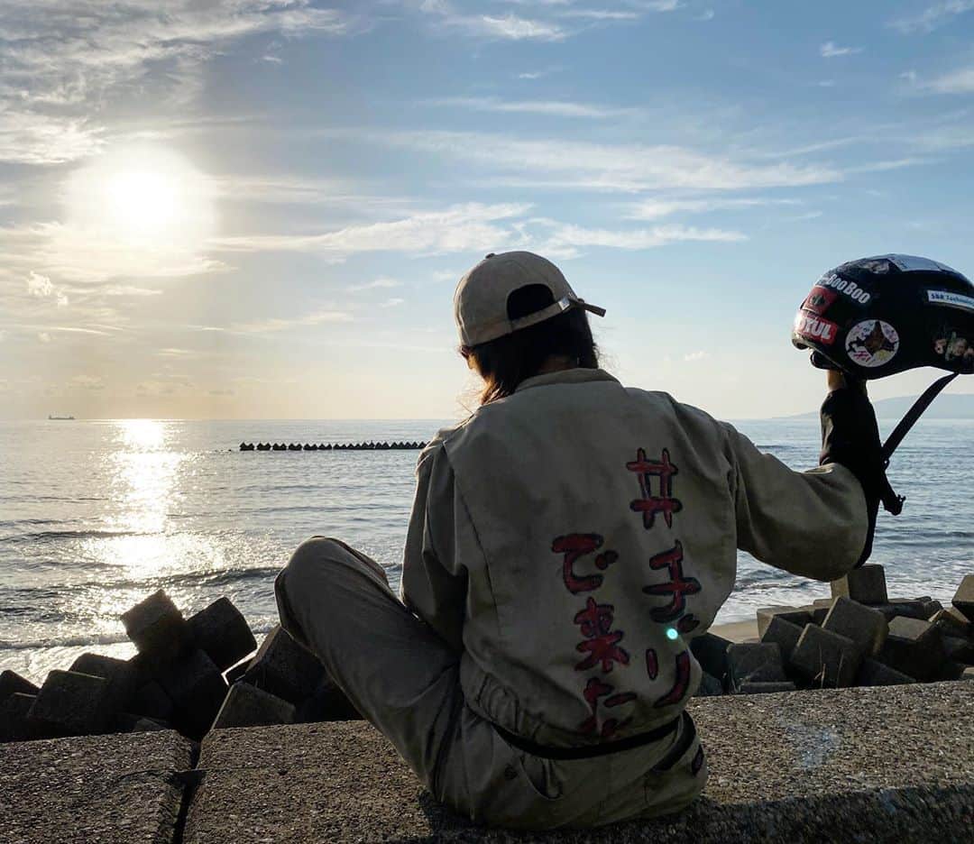 三上玲奈のインスタグラム：「とうとう青森が見えてきた🚴‍♀️  まだ長いけど、北海道まで急げ‼️ 今日は2人とも湿布だらけww  #チャリで来た #by渋谷　#秋田　#三上玲奈　#野田みはる　#北海道出身　#札幌出身　#チャリ旅　#自転車旅　#自転車　#クロスバイク　#クロスバイクカスタム　#自転車女子　#japan #bycicle #TOKYO → #HOKKAIDO #ワンストップ代行センター　#ツーリング」
