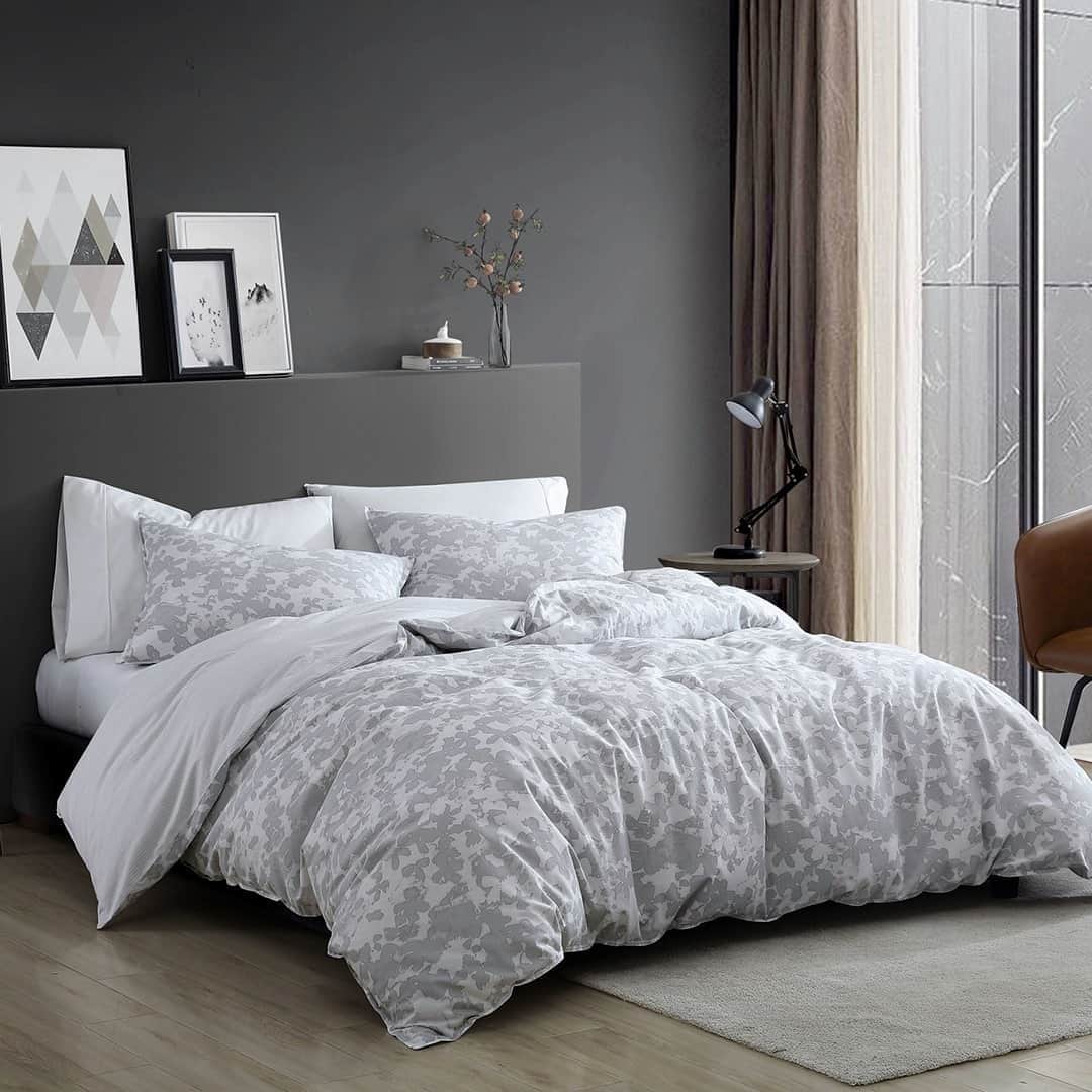 ケネスコールのインスタグラム：「Working from home? Try out a few power naps with our new Merrion comforter set. #TakeCover #ComfortZone #FallStyle  When you shop at KennethCole.com, we donate to THE MENTAL HEALTH COALITION –a life-changing movement working to destigmatize all mental health conditions by unifying our partners’ efforts, including those focused on the emotional well-being of Black communities. Info link in bio.」
