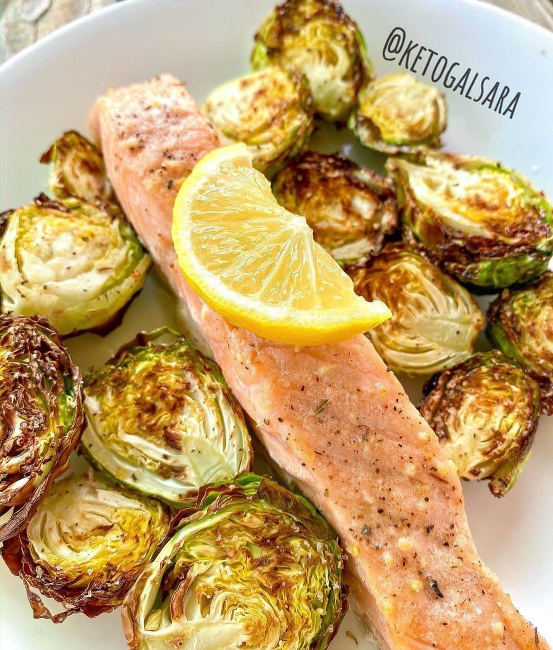 Flavorgod Seasoningsさんのインスタグラム写真 - (Flavorgod SeasoningsInstagram)「A delicious salmon meal ready in 8 minutes 🤩 by customer: @ketogalsara⁠ -⁠ Made with #flavorgod Garlic and herb salt⁠ -⁠ KETO friendly flavors available here ⬇️⁠ Click link in the bio -> @flavorgod⁠ www.flavorgod.com⁠ -⁠ This is a perfectly portioned slice of Atlantic salmon from @sizzlefishfit that I sprayed with avocado oil and generously seasoned with @flavorgod garlic and herb salt. .⁠ ⁠ The Brussel sprouts were cut in half sprayed with avocado oil and generously seasoned with more @flavorgod garlic and herb salt. . 💥Place salmon and brussel sprouts in air fryer. Cook 400° for 8 minutes. 💥Remove from air fryer and drizzle everything with lemon juice and enjoy. (I did place the salmon on a small strip of foil for easier clean up)⁠ -⁠ I’m really not sure how you’re living if you don’t have an air fryer. Best invention EVER 🙌🏻.⁠ -⁠ Flavor God Seasonings are:⁠ ✅ZERO CALORIES PER SERVING⁠ ✅MADE FRESH⁠ ✅MADE LOCALLY IN US⁠ ✅FREE GIFTS AT CHECKOUT⁠ ✅GLUTEN FREE⁠ ✅#PALEO & #KETO FRIENDLY⁠ -⁠ #food #foodie #flavorgod #seasonings #glutenfree #mealprep #seasonings #breakfast #lunch #dinner #yummy #delicious #foodporn」10月20日 10時01分 - flavorgod