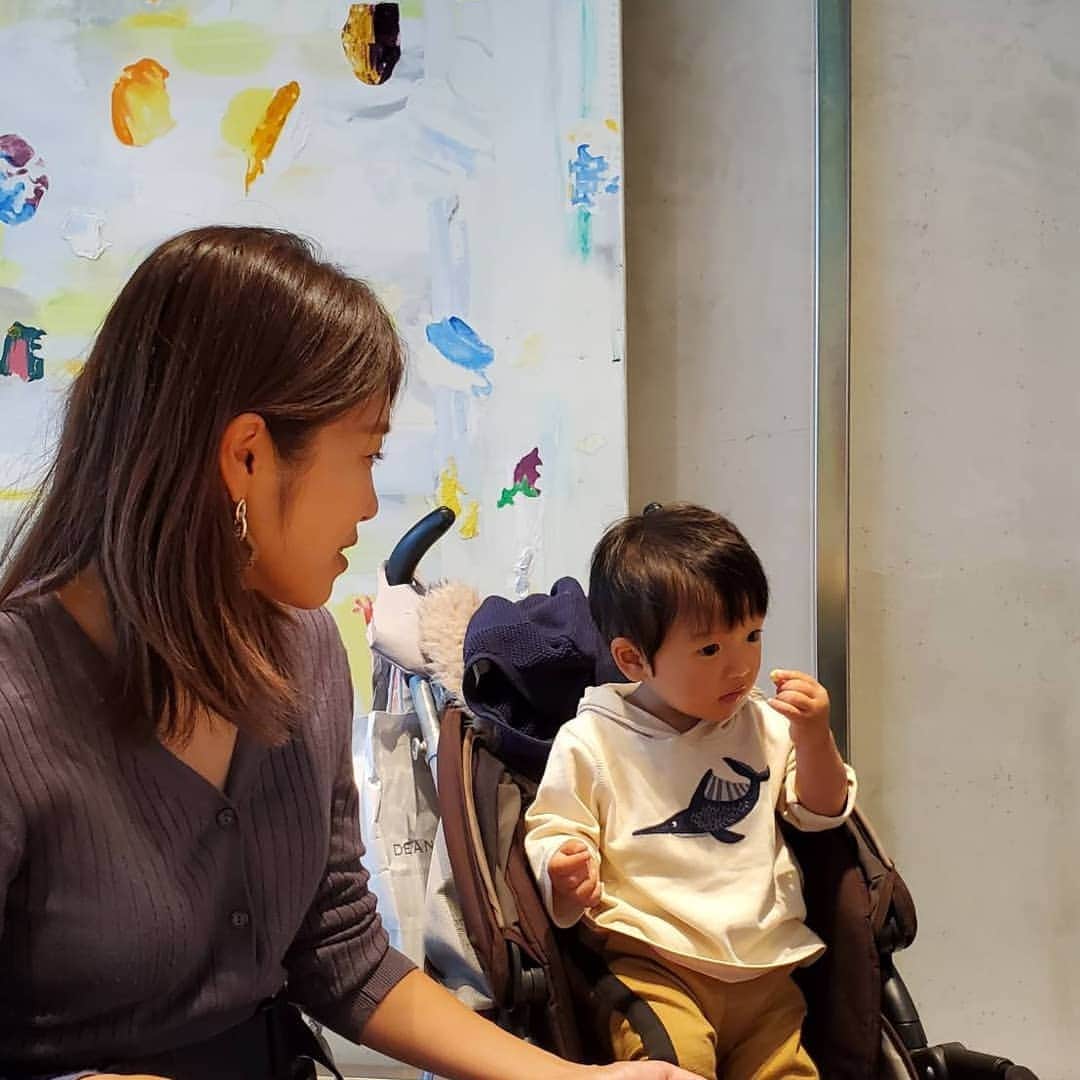 Kaori Takinoのインスタグラム：「銀座のカフェーでボーロだぞ💛  すっかり赤ちゃんから少年になりまして。  #母子ツーショット#銀座#カフェ#jo#１才#１歳#この服すごいお気に入り#なおちゃんお下がりいつもありがとう」