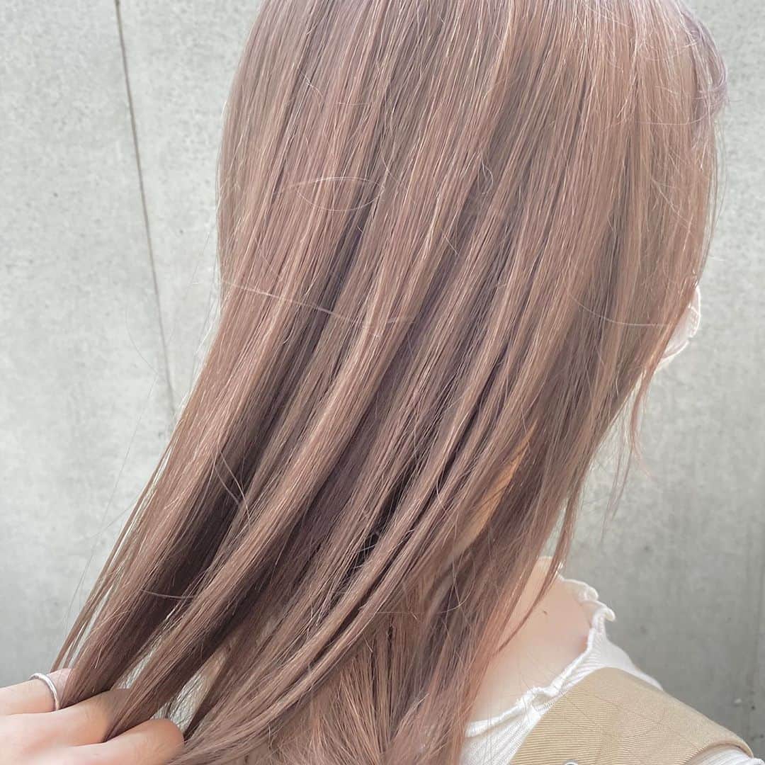 Beleza_official_instagramのインスタグラム：「ミルクティーベージュ👼 . ハイブリーチで作ってます✌︎ .  ブリーチは誰に任せるかで仕上がりが全く違います。 .  絶対に失敗したくない方は是非指名予約をおすすめします！！ . 僕だけのオリジナルレシピとマル秘テクニックで艶々サラサラハイトーンにします！！」