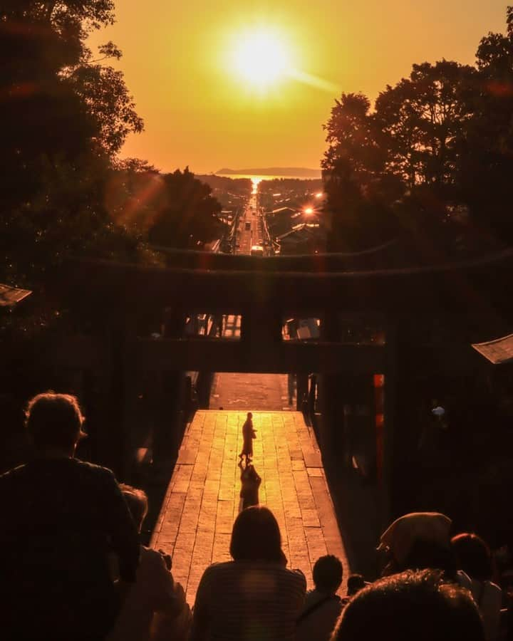 Birthplace of TONKOTSU Ramen "Birthplace of Tonkotsu ramen" Fukuoka, JAPANのインスタグラム：「Miyajidake Shrine's Road of Light, which can only be seen twice a year, is a mysterious sight which occurs when the light of the evening sun as it goes down stretches from the shrine approach to the Genkai Sea during February and October every year. The light shines from shrine approach that extends straight down the stairs of the shrine to the sea. If you like photography, be sure to make time to visit!  #fukuoka_tonkotsu #ilovefukuoka #fukuokalover #fukuoka #fukuokapics #fukuoka_cameraclub #fukuokatrip #fukuokajapan #fukuokatravel #shrine #sunset #sunsetphotography #miyajidakeshrine #shrines #fukuoka_funtravel」