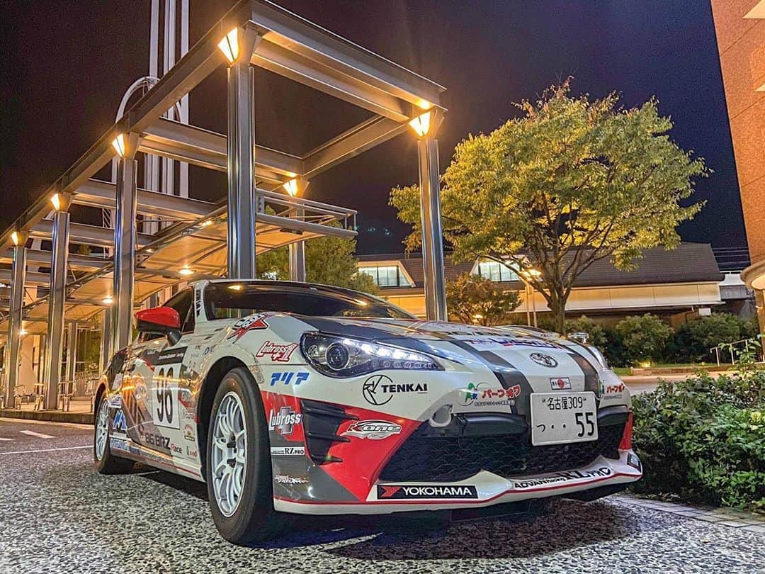 のインスタグラム：「86/BRZワンメイクレースは、ナンバー付き車両。 自宅からサーキットへ自走して移動。 これが本来の姿！！ また、プライベートで街乗りもできる。 いいね👍  #86  #gazooracing  #race  #ナンバー付きレース車  #黒岩唯一」