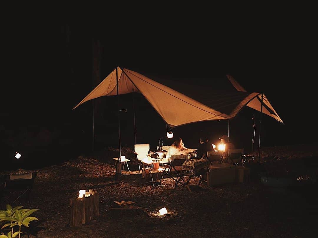 猪鼻ちひろのインスタグラム：「⛺️🔥🥩 爆笑しすぎて されすぎて←😂 美味しいご飯には 胃袋一個じゃ足りなくて ほっぺた落ちまくって、 きっと忘れられない夜 #ちひろtripアウトドア　#ちひろトリップ  #キャンプ写真 @yuriexx67 #熟成兄弟 @jukuseikyodai #てとてと @tetoteto0101 #美味しすぎ #プロのご飯が美味しすぎて持参したものすべて持ち帰った」