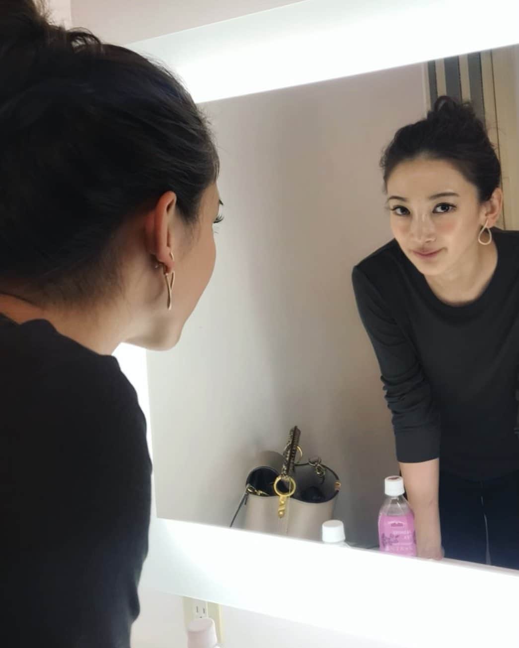里海のインスタグラム：「まつ毛は @lovecurl.eyelash  早くて上手でリピーターです🥰🥰😘」