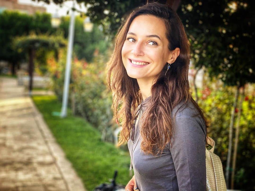 Sedef Avciのインスタグラム：「Sabahları ilk güneş perdenin arasından içeri süzüldüğünde, korkular-endişeler dünde kalsın…  “Düzelecek” deyin…  Mutfaktan gelen çaydanlığın tıkırtısı, kızarmış ekmeğin kokusu yıllarca eksik olmasın, dileyin…  Bir küçük belanın dünyayı esir alacağını, illa ki bizim canımızı yakacağını düşünmeyin…  Hiçbir aşının, ilacın, çarenin olmadığı çağlarda kolerayı, vebayı, tifoyu, veremi yok eden insanoğlu, bu zıkkıma teslim olacak değil…  Sevdiklerinizi uzaktan gözlerinizle öpün…  Güzel sözcüklerle yüreklerine sarılın…  “Kimseye bir şey olmayacak” diyerek, gülücüklerle evinize çiçekler serpiştirin…  Dileyin:  Kader hiçbirimizi sevdiklerimizden ayırmasın… Bekir COŞKUN🙏」