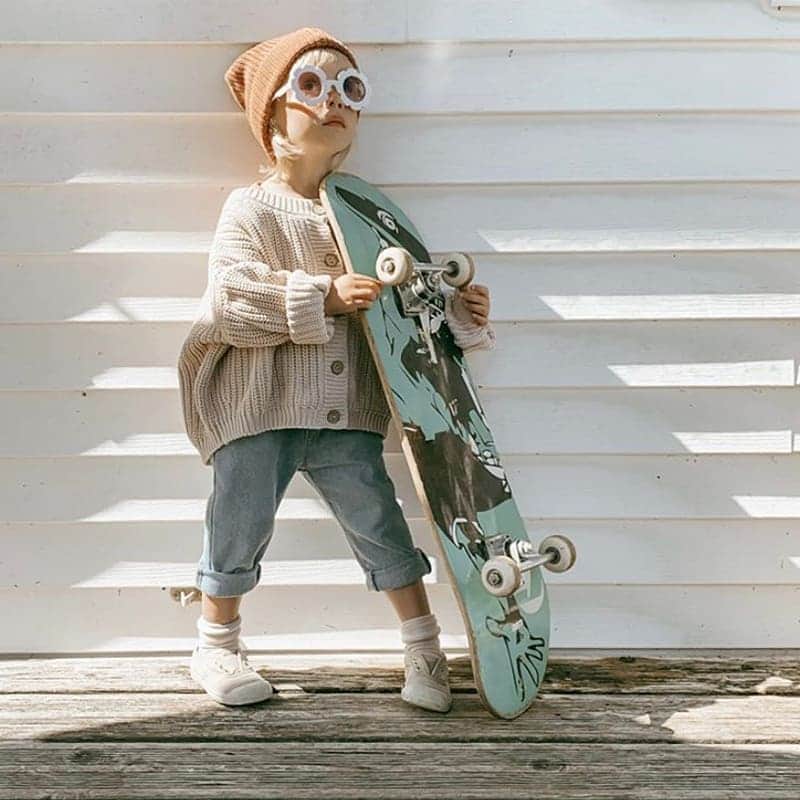 ベンシモンのインスタグラム：「Monday mood 🤩 3, 2, 1 c'est reparti pour une semaine joyeuse et colorée !  📸 @melimelo_dantan_ ​#bensimon #tennis #mode #skate #fashion #kid #child」