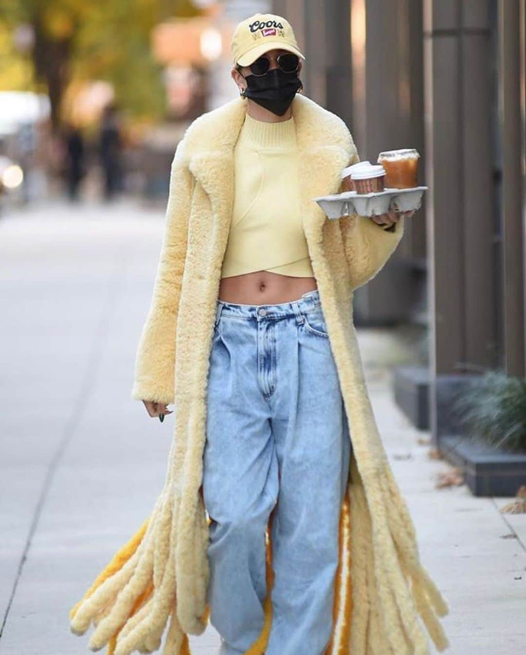 Blonde Saladさんのインスタグラム写真 - (Blonde SaladInstagram)「HOW TO COPY HAILEY’S LOOK🍋Yellow, denim and volume are the keywords of the fall @haileybieber look we had a crush on, LINK IN BIO to shop her outfit and its super affordable version💛 #theblondesalad #haileybieber #fw2020 #fashion」10月20日 1時19分 - theblondesalad