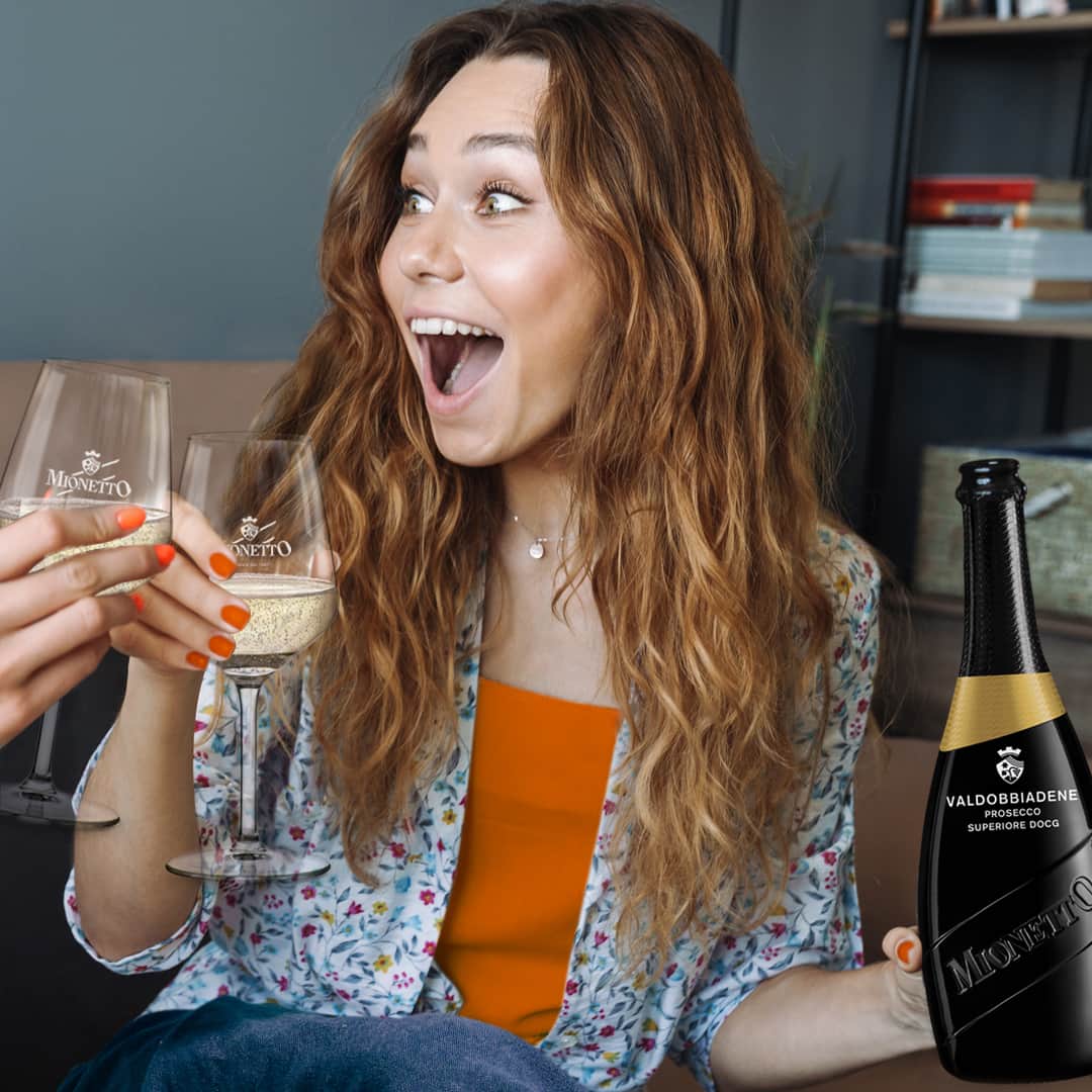 Mionetto Proseccoのインスタグラム：「Le rivelazioni fatte all’aperitivo, restano all’aperitivo..giusto? 😄  Un segreto tra te, la tua migliore amica e il perlage fine e persistente di Prosecco Superiore DOCG Extra Dry - Luxury Collection.⁣ ⁣ Acquista Prosecco Superiore DOCG Extra Dry - Luxury Collection - sul nuovo e-shop Mionetto e ricevilo direttamente a casa 👉Link in Bio 🍾⁣ #mionettoprosecco #mionettoinsieme #mionettoeshop⁣ Bevi Mionetto responsabilmente」
