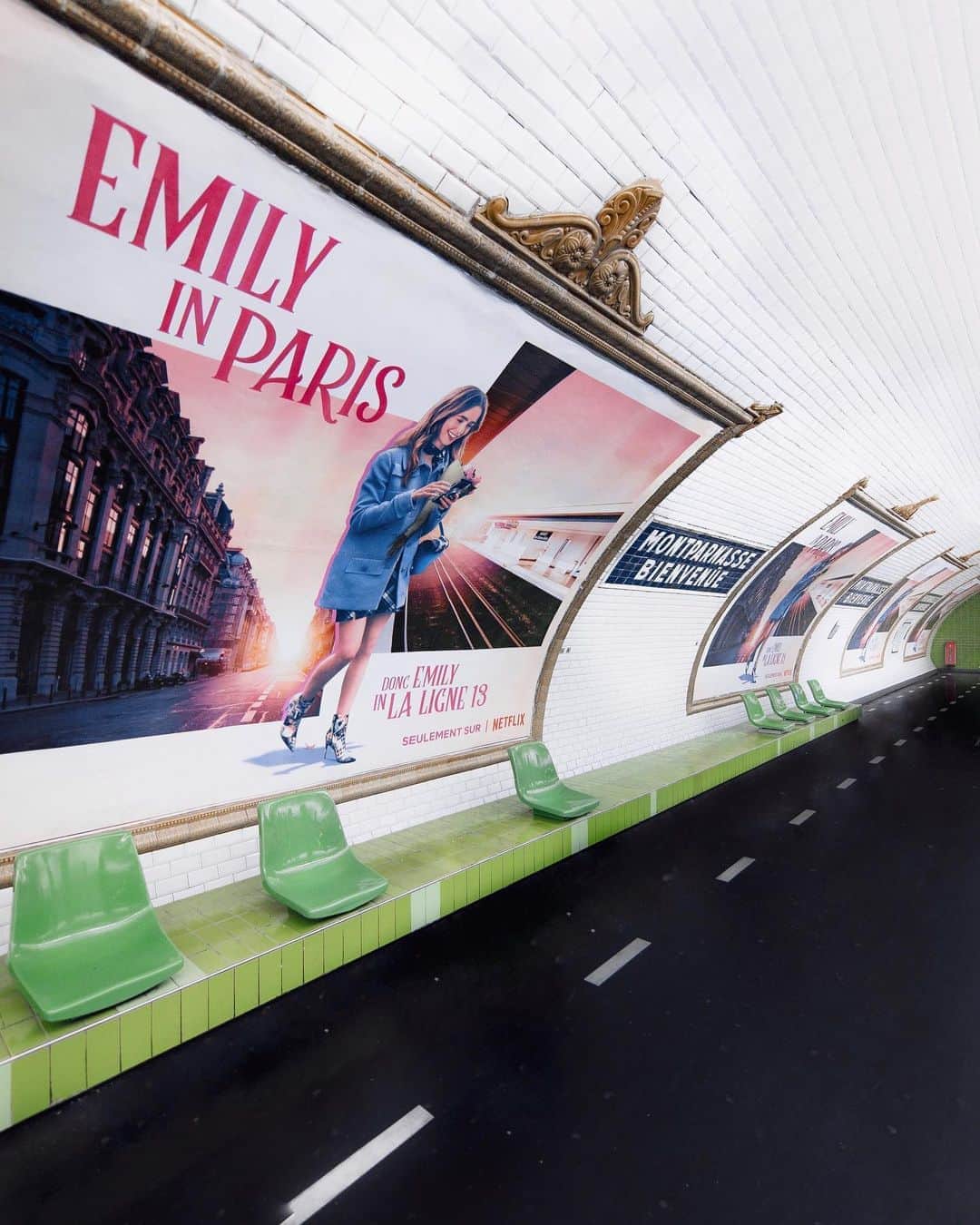 リリー・コリンズさんのインスタグラム写真 - (リリー・コリンズInstagram)「Spotted... Emily on the Metro in Paris, out late in NYC, strolling empty streets, and getting some Vitamin D in LA. If you see her in your city, post and tag me! @emilyinparis...」10月20日 1時42分 - lilyjcollins