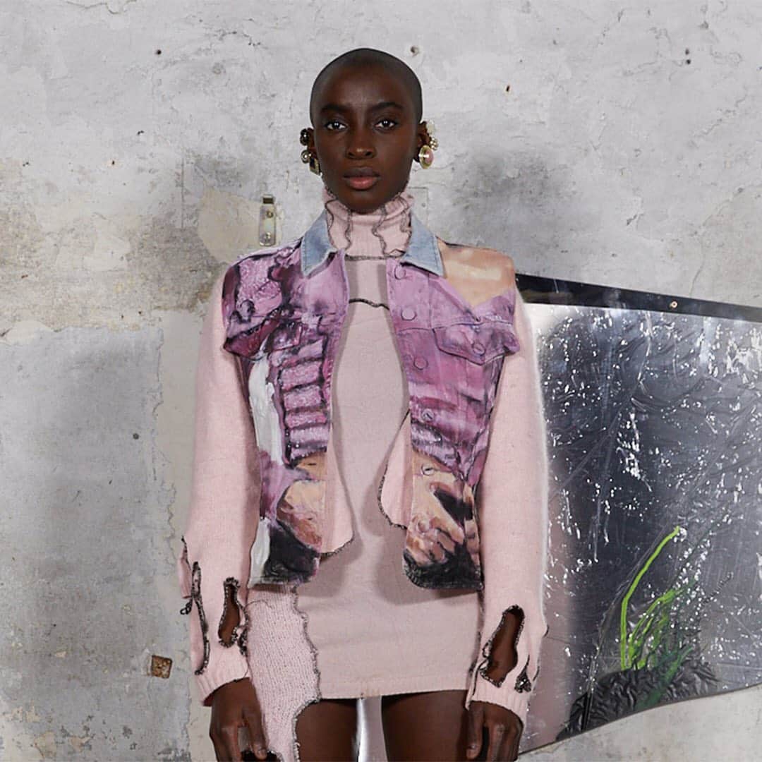 アンドレアクルーズのインスタグラム：「The collaboration with @anachateau breaks the border between art and fashion. Clothing becomes a true piece of art.  FW20 Show   #andreacrews #upcycling #fashionarts #paintingonclothes #fashionactivism #greenfashion」