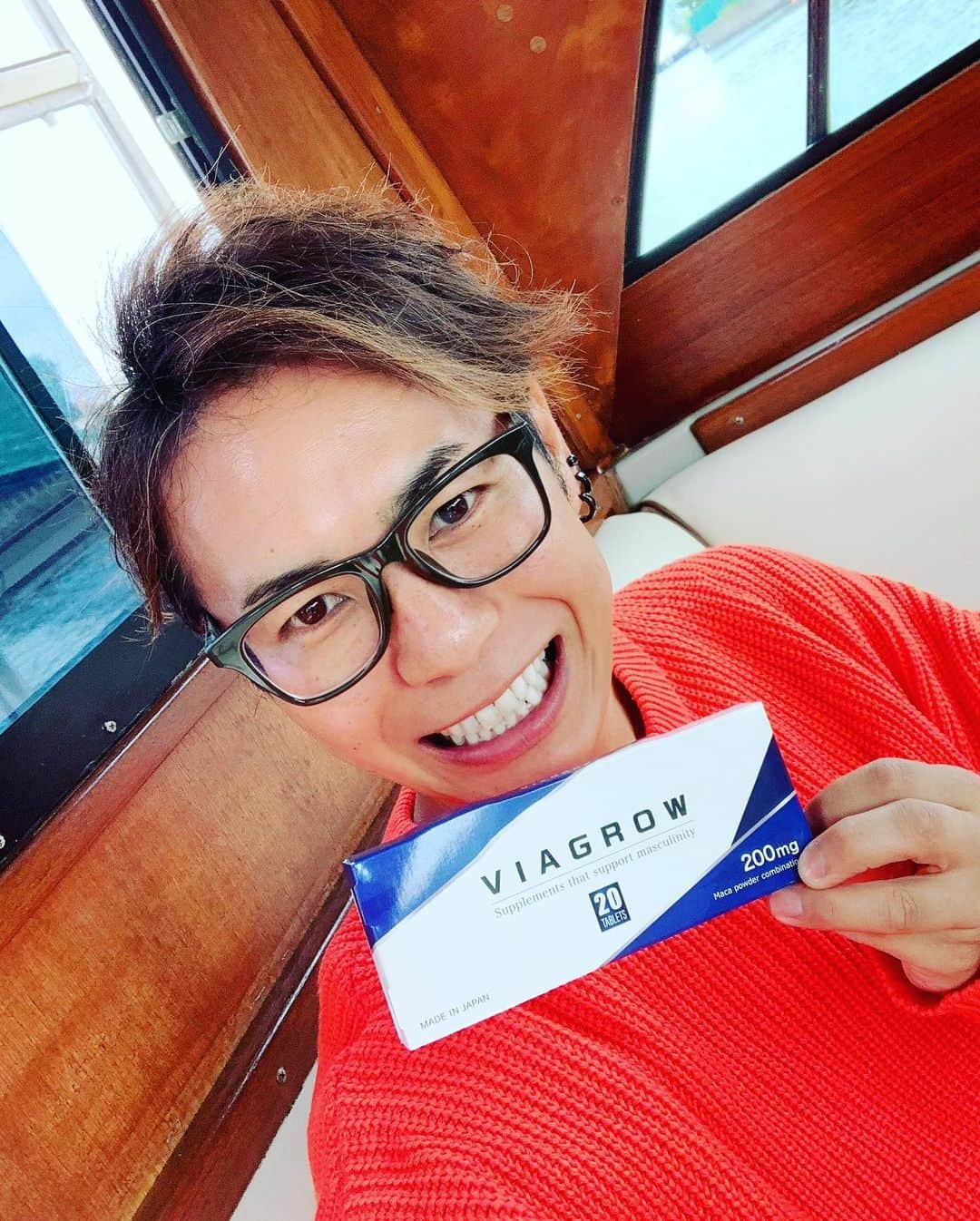 MCしんごさんのインスタグラム写真 - (MCしんごInstagram)「#VIAGROW ゲット✩.*˚﻿ 最近歳なのかかなり疲れ気味💦💦﻿ そんな時に発見したVIAGROW❗﻿ ﻿ おかげで無駄に自信がついたぞw﻿ まるで20代前半の時に戻った感じ🎶﻿ はい！チャラさがパワーアップ⤴︎︎︎⤴︎︎⤴︎︎︎﻿ ﻿ 是非ともみんなも試してみて❗﻿ やっぱり元気になると楽しい毎日だしさ✩.*˚﻿ ﻿ #精力﻿ #性活﻿ #妊活﻿ #有機マカ﻿ #シトルリン﻿ #ムイラブアマ﻿ #黒しょうが﻿ #亜鉛﻿ #ムクナ﻿ #ヒハツ﻿ #セレン﻿ #滋養﻿ #栄養﻿ #男性用サプリ﻿ #精力剤﻿ #健康﻿ #元気﻿ #MCしんご ﻿ #オリラジ ﻿ #オリエンタルラジオ ﻿ #モノマネ ﻿ #ものまね ﻿ #entertainer ﻿ #comedian ﻿ #television ﻿ #radio ﻿ #お笑い ﻿ #芸人 ﻿ ﻿ ﻿」10月20日 1時50分 - mc_shingo