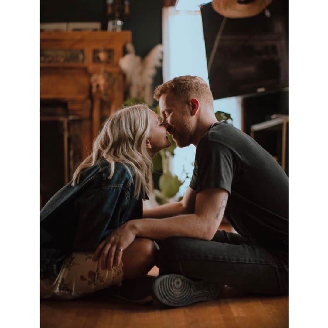 Julia Michaelsのインスタグラム：「Ugh it’s been a year now. 🤗 if the world was ending has been out for a year and I’m so grateful for the day I got to sit down at the piano with a big hearted, orange headed stranger and talk about our emotions. 😋 This song has made such an impact on our lives in so many ways. Thank you to everyone that streamed it, loved it and supported it. ❤️(p.s I saw this picture for the first time a couple days ago and I was like ew why are we so gross @jpsaxe ) 🥰」