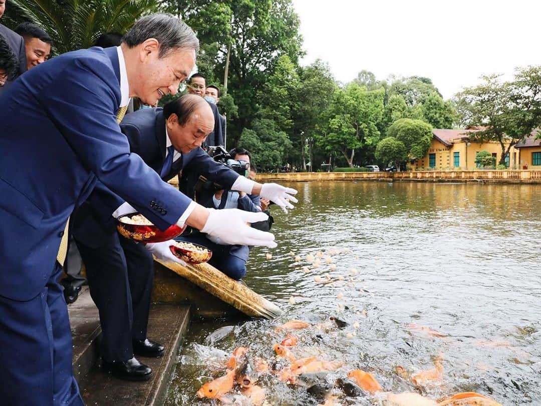 首相官邸さんのインスタグラム写真 - (首相官邸Instagram)「ベトナムでの首脳会談では、様々な議題について、フック首相と対面でじっくりと意見交換しました。特に、二国間の往来の再開、サプライチェーンの多元化促進などの進展を確認できました。 　日本とベトナムが共にインド太平洋地域の平和と繁栄に貢献していくとのビジョンを、フック首相との間でしっかりと共有でき、「自由で開かれたインド太平洋」の実現に向けた、貴重な第一歩になったと感じています。 　インドネシアでは、ジョコ大統領と首脳会談を行います。基本的価値を共有する「戦略的パートナー」の関係の発展に向け、コロナ対策、経済関係を含む幅広い分野の協力について議論し、連携を強化したいと思います。  #🇯🇵 × #🇻🇳 #自由で開かれたインド太平洋 #ベトナム #Vietnam @suga.yoshihide」10月20日 1時45分 - kantei