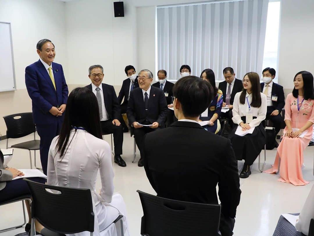 首相官邸さんのインスタグラム写真 - (首相官邸Instagram)「ベトナムでの首脳会談では、様々な議題について、フック首相と対面でじっくりと意見交換しました。特に、二国間の往来の再開、サプライチェーンの多元化促進などの進展を確認できました。 　日本とベトナムが共にインド太平洋地域の平和と繁栄に貢献していくとのビジョンを、フック首相との間でしっかりと共有でき、「自由で開かれたインド太平洋」の実現に向けた、貴重な第一歩になったと感じています。 　インドネシアでは、ジョコ大統領と首脳会談を行います。基本的価値を共有する「戦略的パートナー」の関係の発展に向け、コロナ対策、経済関係を含む幅広い分野の協力について議論し、連携を強化したいと思います。  #🇯🇵 × #🇻🇳 #自由で開かれたインド太平洋 #ベトナム #Vietnam @suga.yoshihide」10月20日 1時45分 - kantei