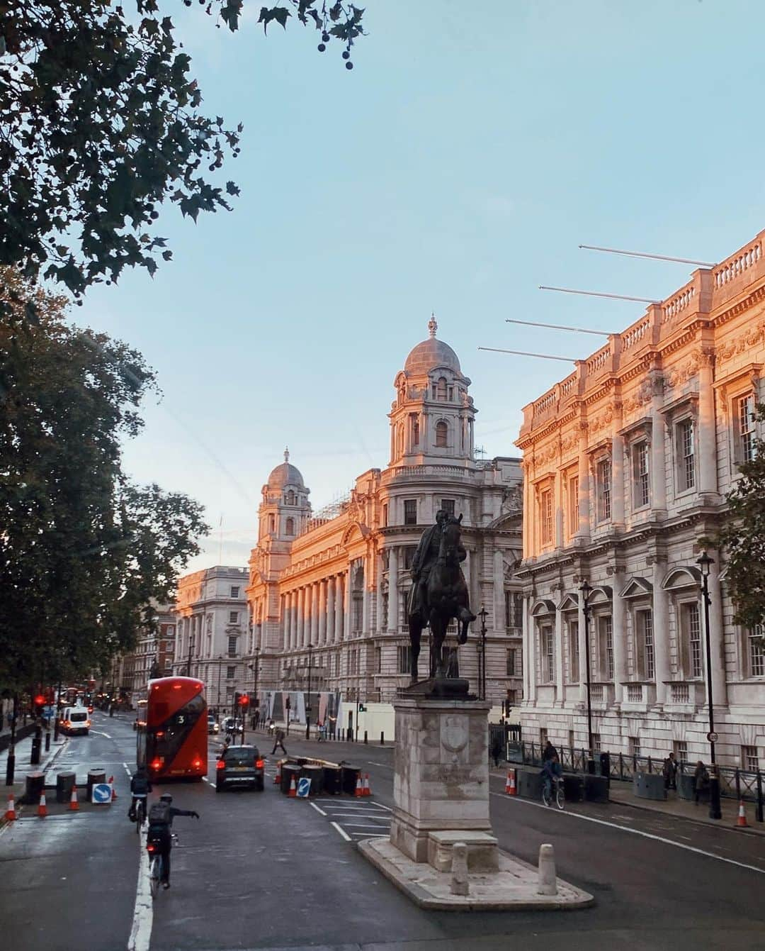 ミケラ・デュ・トイのインスタグラム：「double decker bus views」