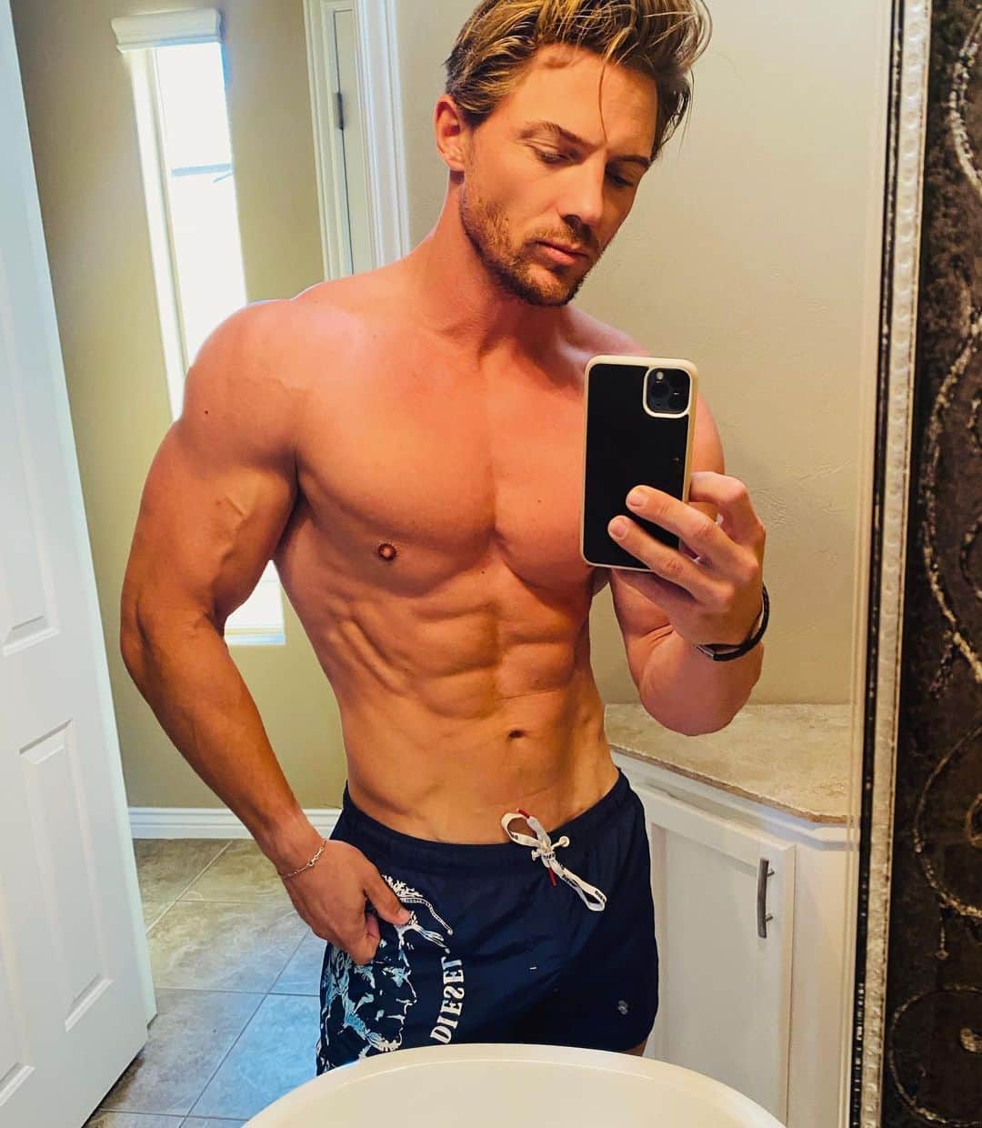 スティーブ・クックのインスタグラム：「Post sauna now time to, eat, bike, lift, work then bike home. Hit some golf balls if there is time. Monday Monday」
