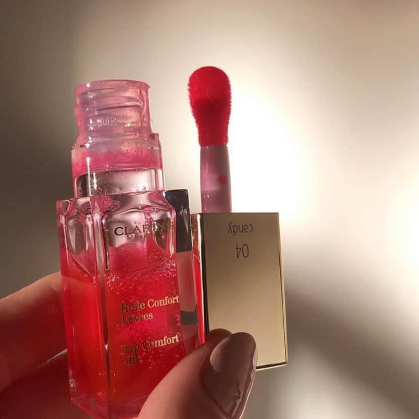 CLARINSさんのインスタグラム写真 - (CLARINSInstagram)「Drop a 👄 below if this is your go-to lip product   Photo: @myblog.kwt」10月20日 1時52分 - clarinsusa