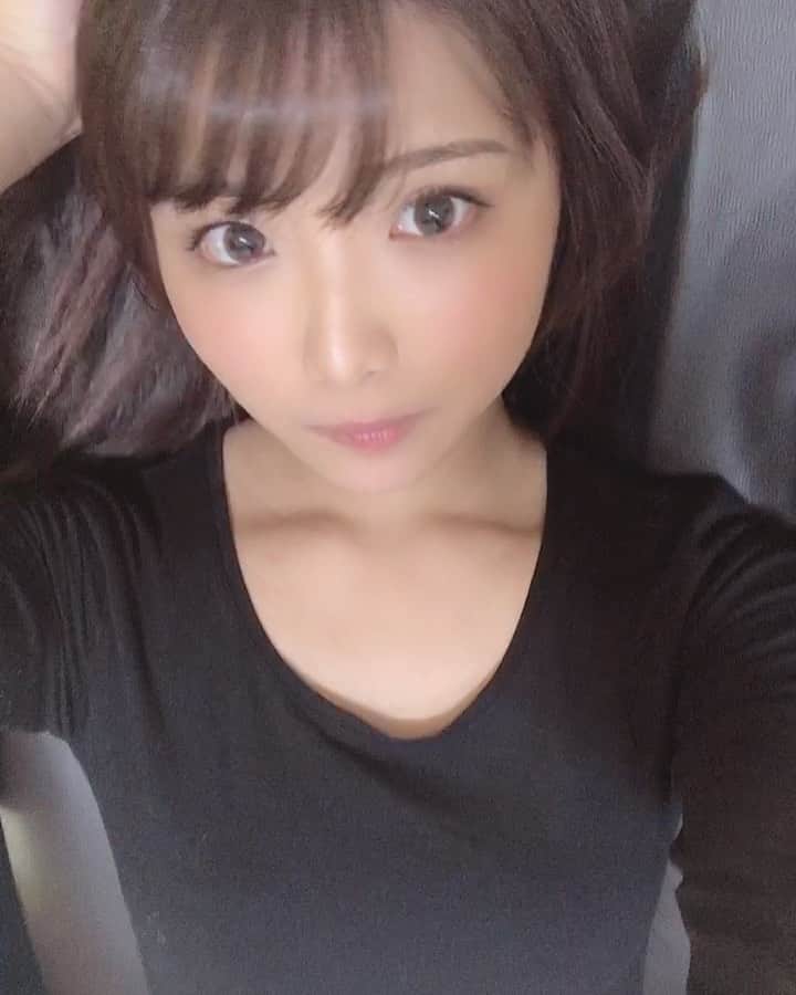 山本ゆうかのインスタグラム：「マッサージチェアを手に入れました(母との会話中の動画) . . なんか画面の右下に黄色いゴミが付いてて めちゃくちゃ気になってるねんけど 顔がまぬけすぎひん？」