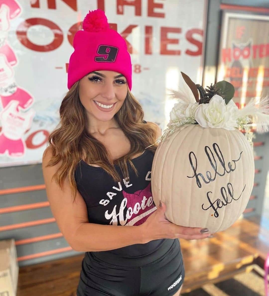 Hootersさんのインスタグラム写真 - (HootersInstagram)「Shop our #GiveAHoot pink merch and help us raise $1 million in the fight against breast cancer. 💕 $1 from each purchase will benefit the cause.   Check it out in the link in our bio!」10月20日 2時00分 - hooters