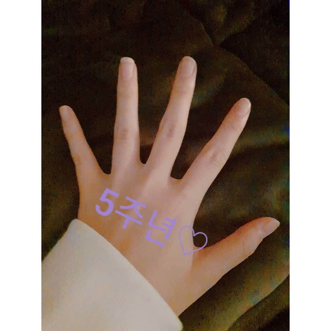 TWICEさんのインスタグラム写真 - (TWICEInstagram)「원스들♡ 아까는 말 잘못해서..여기에 쓸게요!! 일단 5주년 너무너무 축하해요! ⠀ 오늘 딱 느낀거는 제 곁에 항상 있어주는 원스트와이스 그리고 저희 도와주시는 언니오빠들 스탭분들 !! 매일 같이 있어서 당연한거 같은게 이게 진짜 당연한게 아니고 너무 고맙고 소중하고 아끼고싶은 그런 존재 인거 같아고 오늘 더 느끼게 해준날이고 정말 감사합니다 ♡ ⠀ 원스들이랑 트와이스는 짧은 것 같은데 정말 긴시간 동안 함께해서 행복했던 순간 힘들었던 순간 재밌었던 순간 모든걸 함께 해서 서로 되게 잘 알게 된 것같고 그 시간들 저와 함께 해줘서 정말 감사합니당!! 그리고 사소한것들도... 브이앱에서 소통하고 같이 게임하고 채팅으로 대화 나누고 이런것들이 진짜 사소한 것같은데 너무 행복한시간들인것같아서 항상 사소한 것까지 같이 해줘서 고맙다고 전해주고 싶었어요 ㅋㅋ 앞으로도 그런 사소한 것도 같이 해줄꺼죠??우리 원스들??♡ ⠀ 원스들이 저희를 바라보는 표정을 생각하니..너무 무대를 하고싶당.. 그 원스 들의 표정도 보고싶고 응원법도 듣고 싶고 그 예쁜 캔디봉들도 너어어무 그립네요 ㅜㅜ 그래도 이렇게 그리운 만큼 다음에 원스들이랑 콘서트하면 더더 그게 얼마나 고맙고 행복한 일인지 느낄수있을것같아서..그날만 기다려보장 ...!! ⠀ 오늘은 아쉽게도 9명 다같이 그리고 원스들이랑 직접 만나서 축하 하질 못한거는 너무너무 아쉽지만 그래도 우리에겐 앞으로 많은 날들이 기다리고 있으니까 내년에도 10년뒤에도 다같이 축하 할수있을거예요!! 앞으로도 힘든일 행복한 일 뭐 많은 일이 당연히 있겠지만 함께 이겨내면서 지금처럼서로 힘 되어주는 존재가 되자♡ 잘자용♡」10月20日 2時04分 - twicetagram