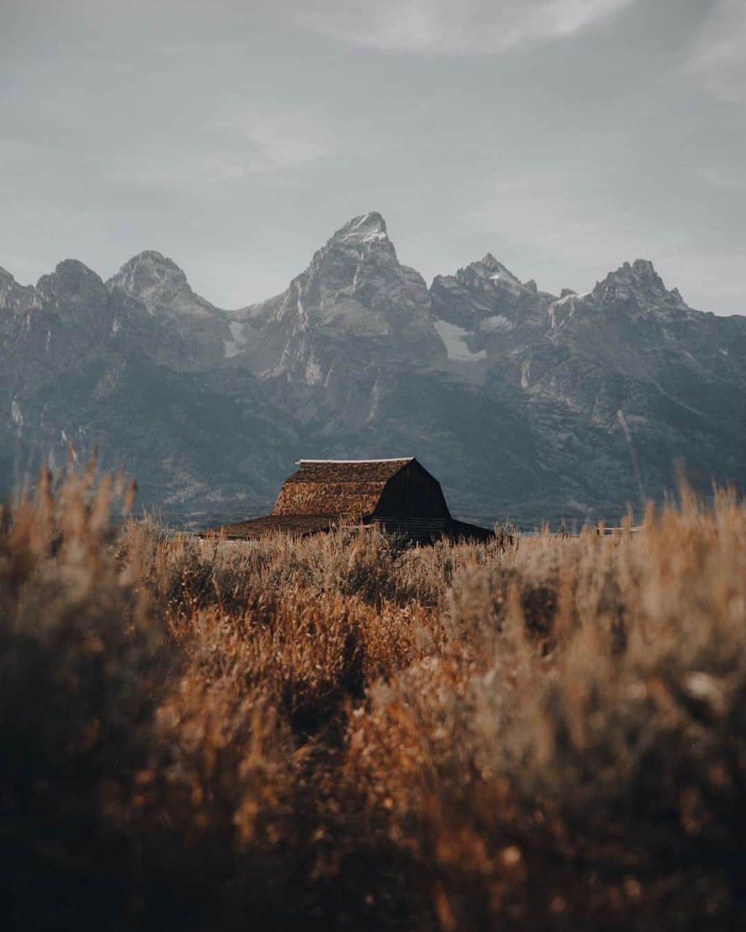 のインスタグラム：「“There are some places that are almost too magnificent, too beautiful, and too wondrous to exist in the real world.” Living in @jkwinders story of wonder in the Grand Teton mountains right now. This story is in our fall issue. You should order it now. #liveauthentic」