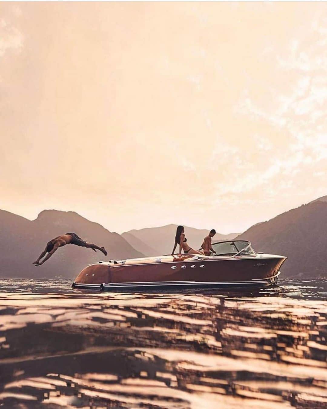 オールバーブラウンのインスタグラム：「Diving into the new week... What's your Monday inspiration?  📷 @oliverpilcherphotography  #DoseOfSun #OrlebarBrown #OBsAroundTheWorld」