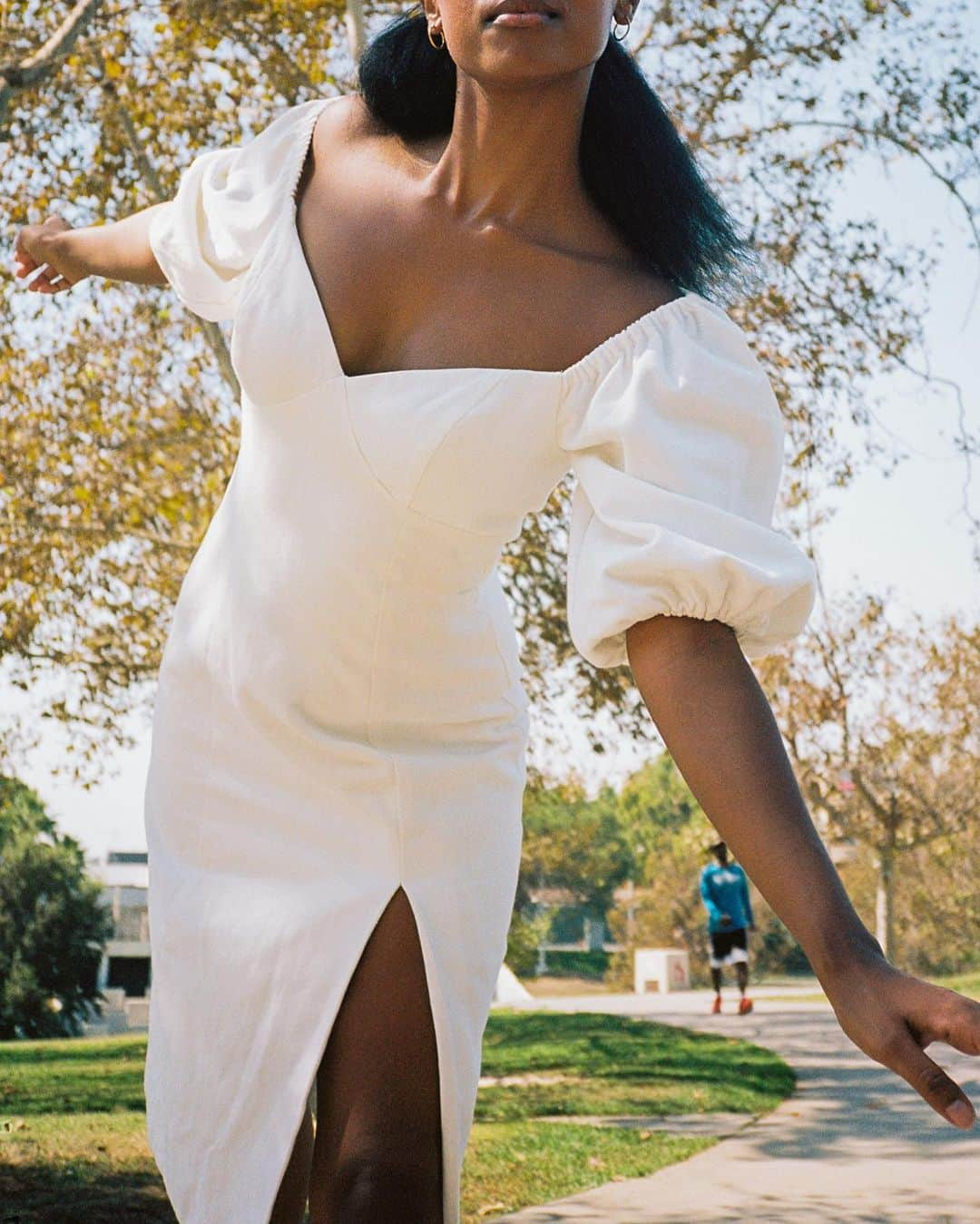 エイミー・ソングさんのインスタグラム写真 - (エイミー・ソングInstagram)「A heavy cotton fabric dress that will work our way from summer to fall? Here she is Rosalie Midi Dress 🤍」10月20日 2時13分 - songofstyle