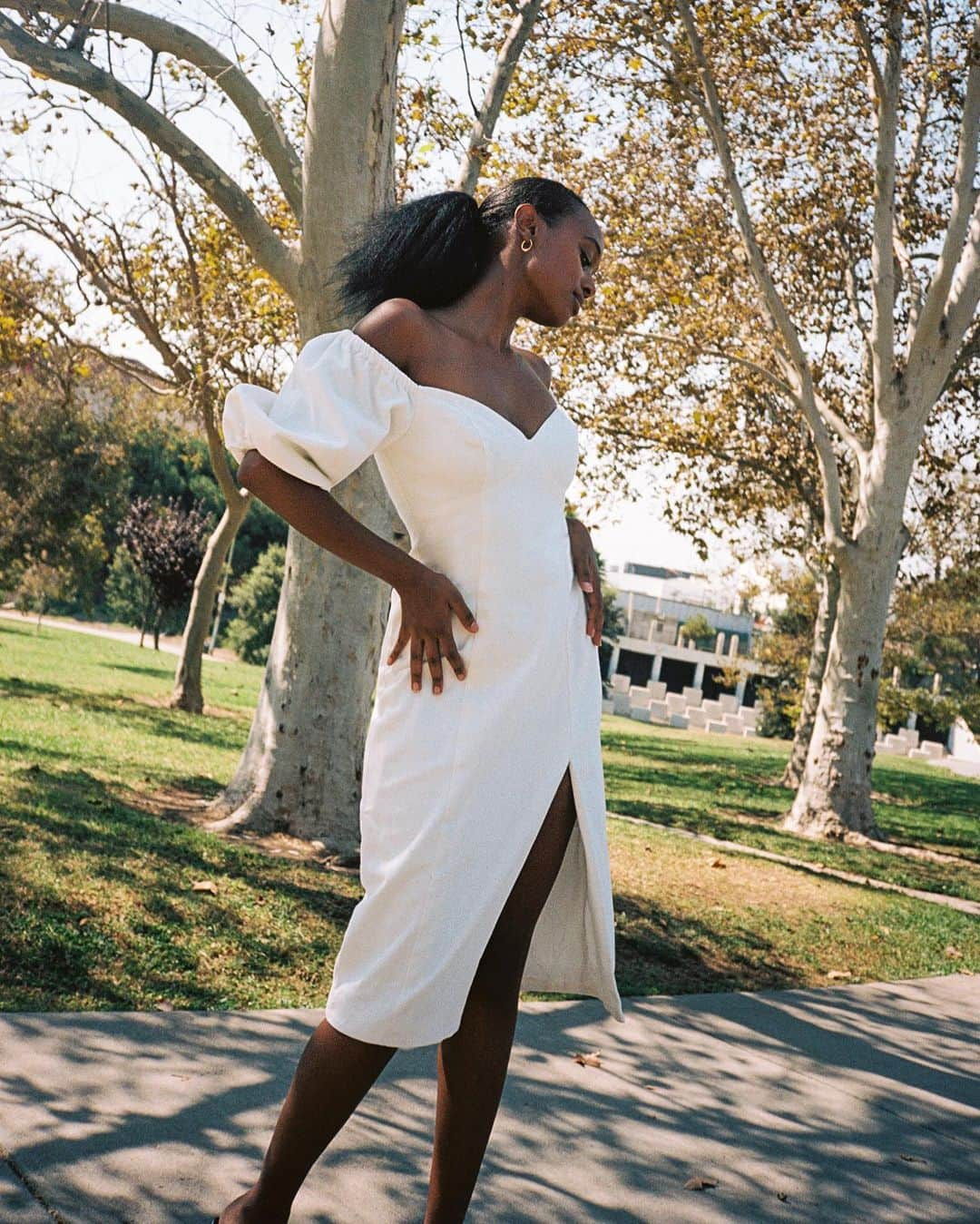 エイミー・ソングさんのインスタグラム写真 - (エイミー・ソングInstagram)「A heavy cotton fabric dress that will work our way from summer to fall? Here she is Rosalie Midi Dress 🤍」10月20日 2時13分 - songofstyle