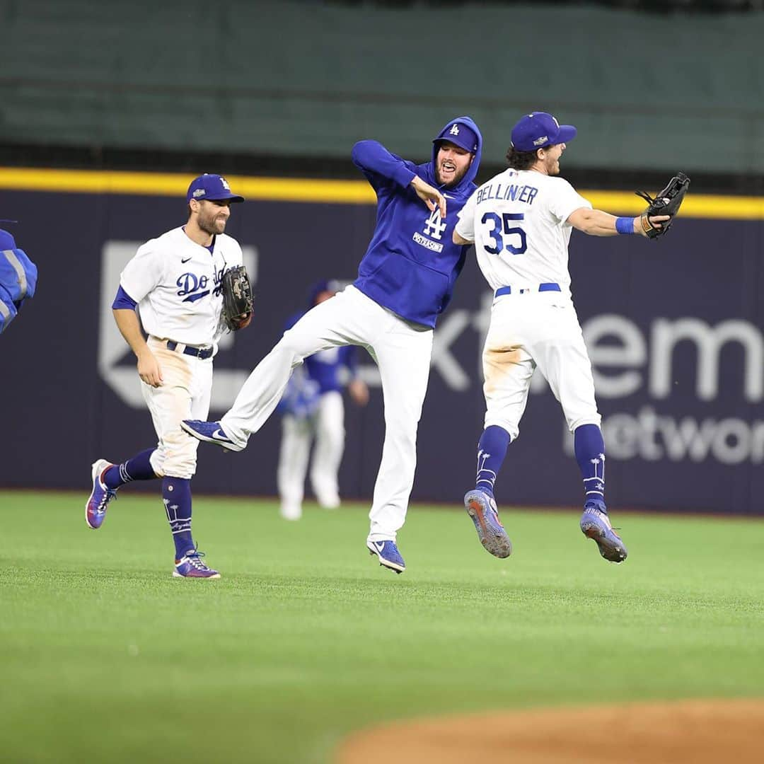 アレックス・ウッドのインスタグラム：「Air Boppers. Four more @dodgers let’s go!!!! #worldseriesbound」