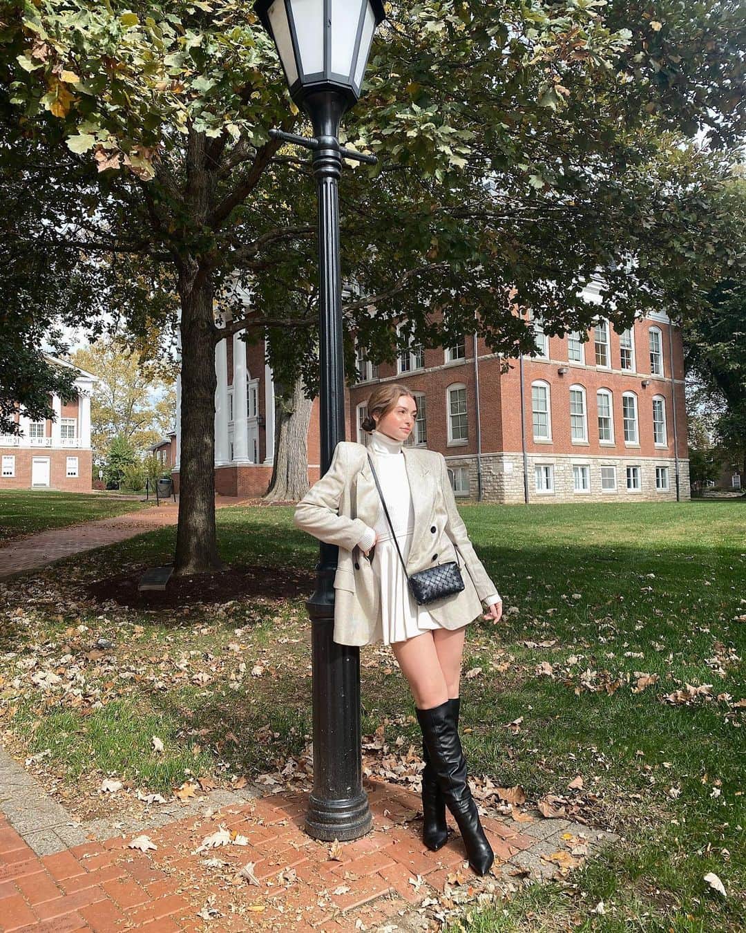 のインスタグラム：「Now going for the “ small town girl “ thing... since that’s my natural aesthetic anyways 🍂」