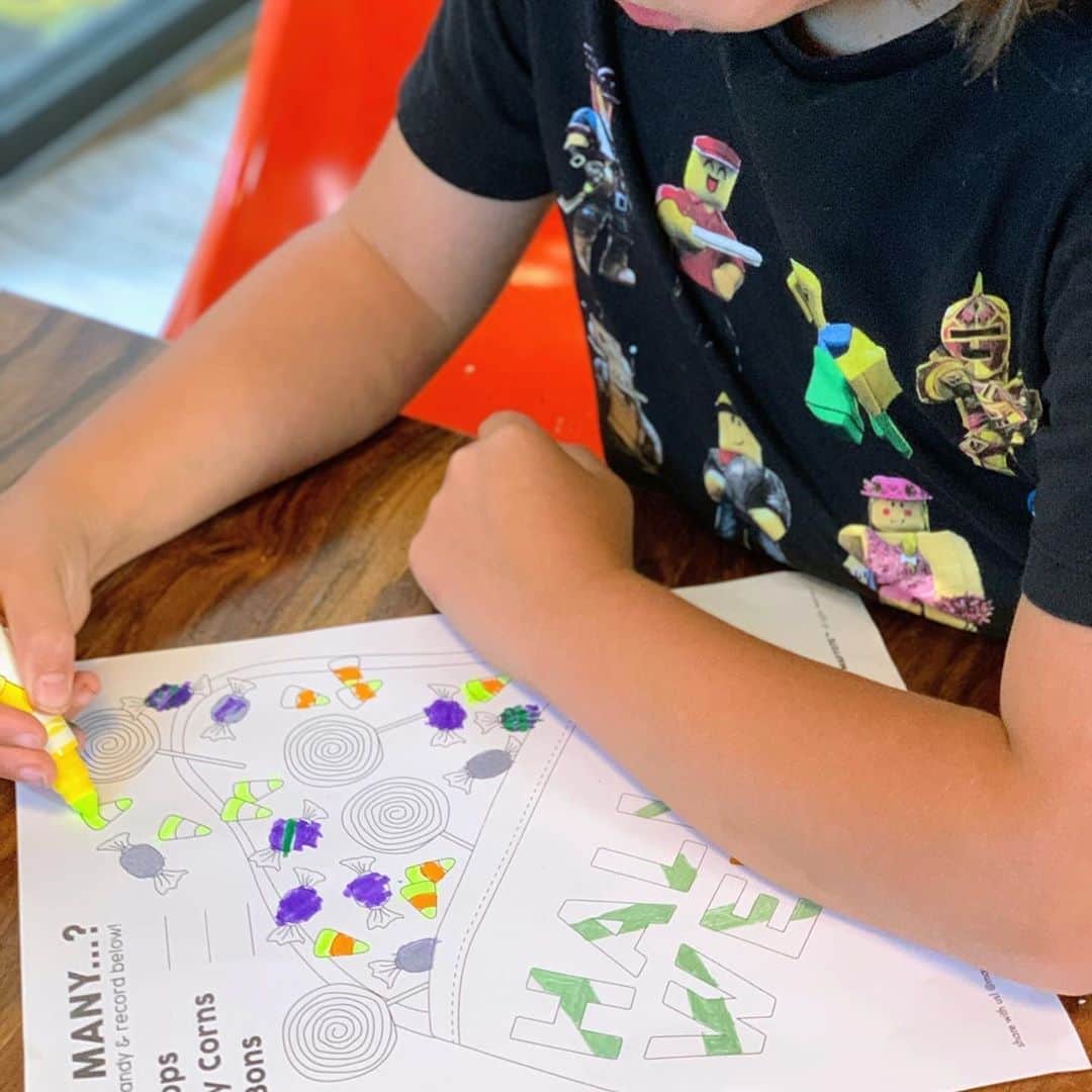 マップトートのインスタグラム：「Free Halloween Coloring Downloads on the Blog for the kids! Head to the link in bio to print you very own 🎃」