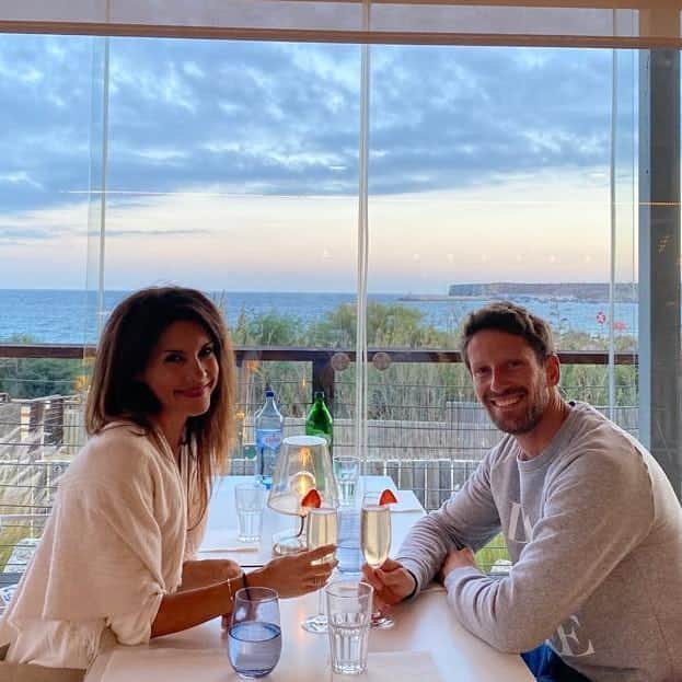 ロマン・グロージャンのインスタグラム：「No dinner are better than the one with my wonderful @mariongrosjean 🥂❤ Also pretty incredible background here in Sagres #r8g #love #romantic #dinner @martinhal」