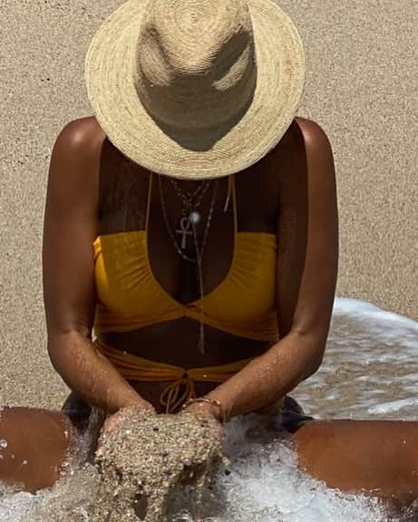 のインスタグラム：「Life is now. Slow down and enjoy the little things in life... #motivationmonday #yfoy #everydayconfidence  #goodenergy #natrualbeauty #nicolemurphy」