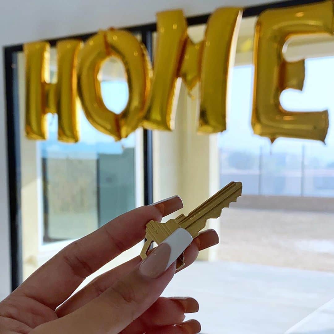 リアン Vのインスタグラム：「Checking this off my goals list! ✔️🔑 Finally got the keys to my new home that I built from the ground up! 👷🏻‍♀️🛠 I can’t even put into words how grateful and happy I am for this accomplishment. Been dreaming of this day all my life! God is AMAZING! 🙌🏽 Worked extremely hard to get here and I’m not going to stop! And I couldn’t have done it without all of you! I love you all so much, your support means the world to me! 🙏🏽❤️ Now it’s time to decorate!✨Subscribe to my Youtube Channel-LianeV to keep up with my weekly episodes “Building My Dream Home!” 😍🏠 Episode 1 going up next week! 👏🏽」