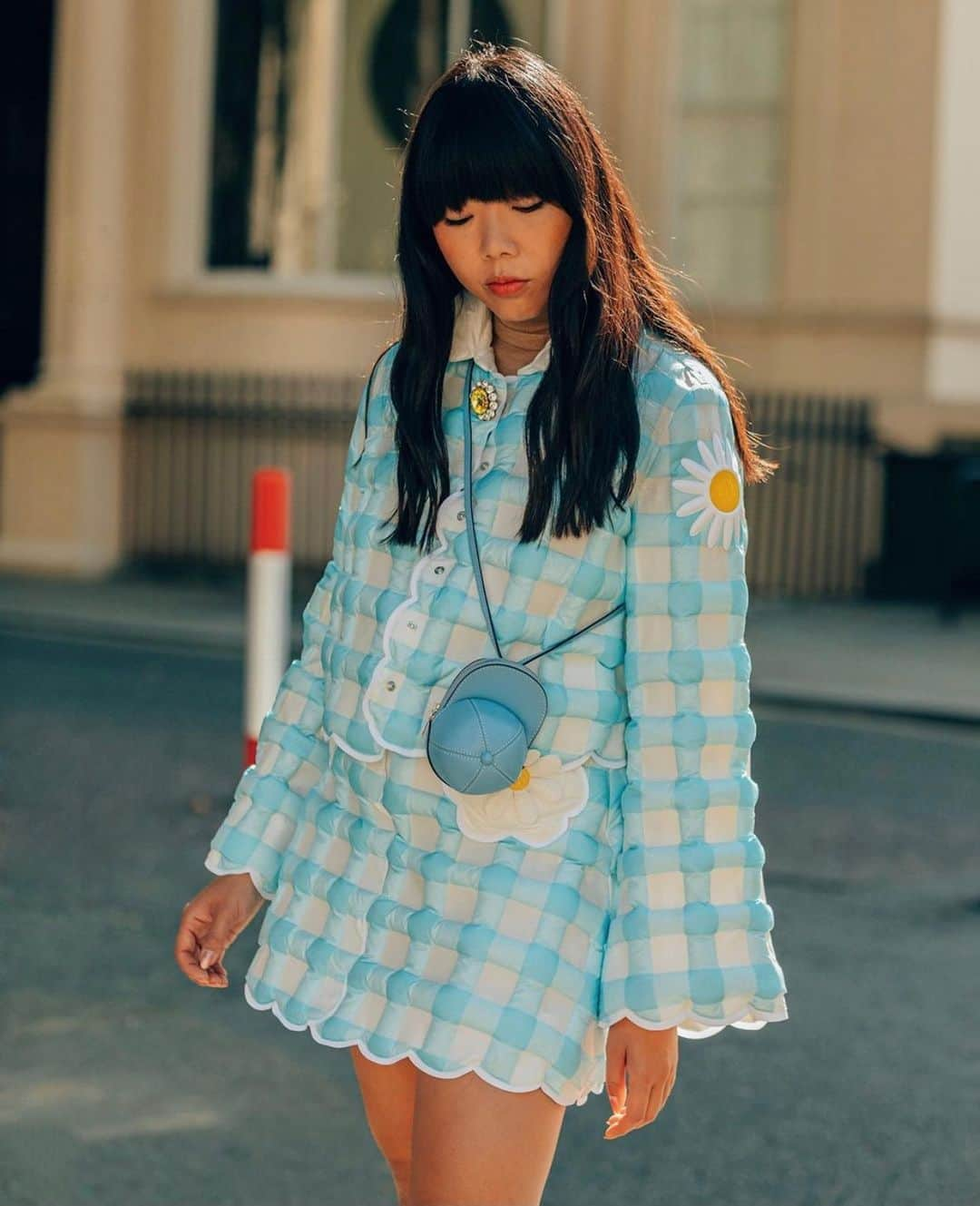 スージー・ロウさんのインスタグラム写真 - (スージー・ロウInstagram)「In the mood for puffy things today @richardquinn x @moncler #MonclerGenius shot for @netaporter #TheNetSet Also good on Quinn for being brave enough to skip a season.  If ever there was a time when designers should just pause and not be cowered into showing something just for the sake of showing, this is IT」10月20日 2時49分 - susiebubble