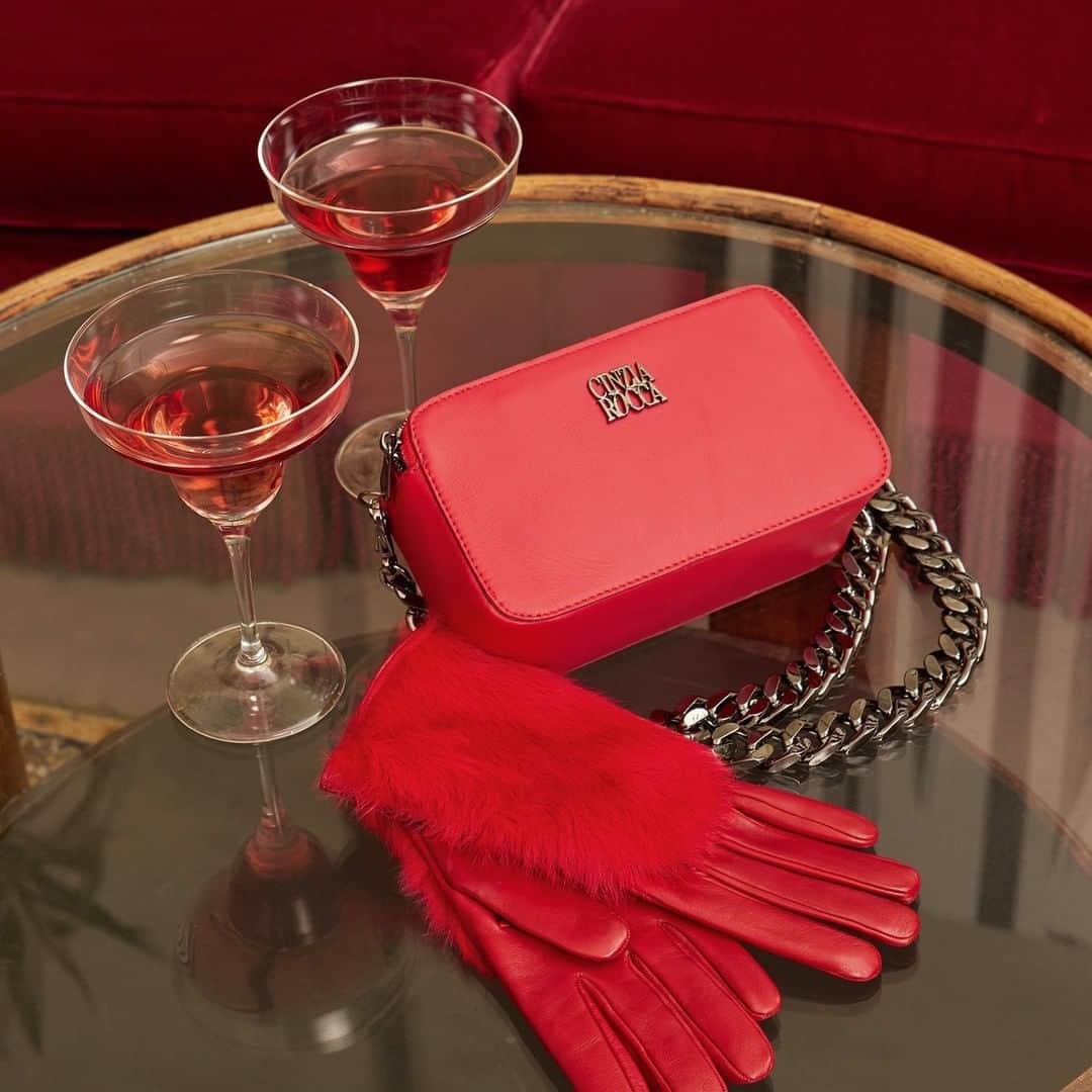 のインスタグラム：「The red accessory you were looking for to steal the scene. #NewArrivals on cinziarocca.com.」