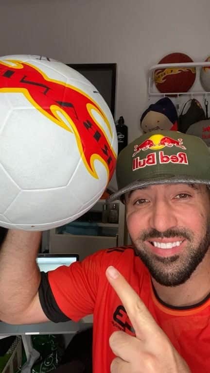 ショーン・ガルニエのインスタグラム：「Next Give Away is Saturday ! What do you want to win next ?  🔹 Last Friday i organized a give away to win a whitefire @urbanball ! I picked the winner today 👊🏼👊🏼🔥🔥 🔹 🇫🇷Prochain give away Samedi, tu veux gagner quoi ?」