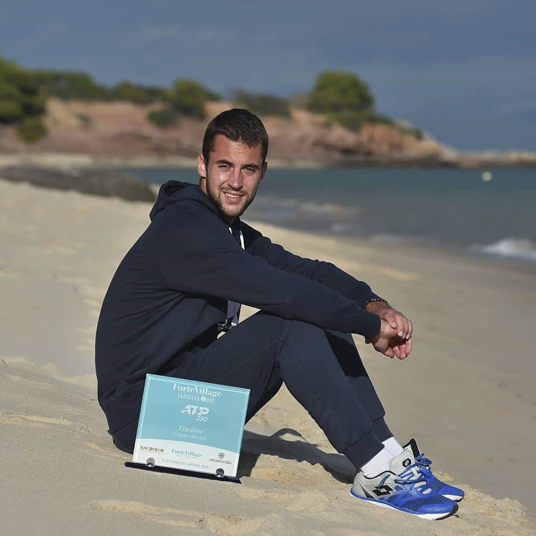 ラスロ・ジェレのインスタグラム：「What an incredible week that was... Happy to get my second Atp title in Sardinia yesterday🏆🏆 Leaving this beautiful place with some special memories. Thanks everybody for the support, especially to my team, family and friends🙏🏻  📸LaPresse」