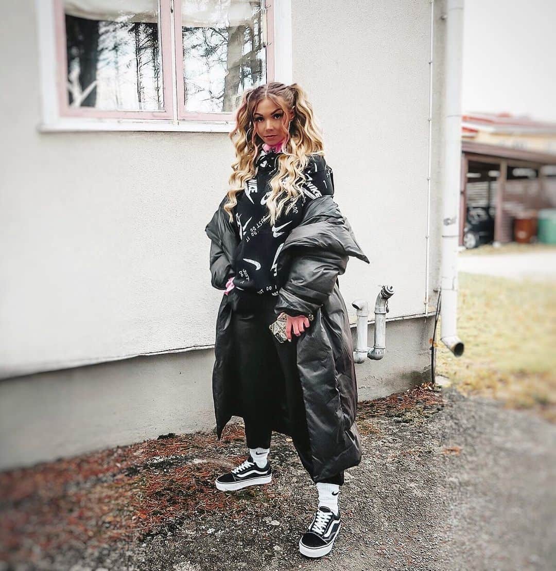 Keelaのインスタグラム：「Det är ens minusgrader här än men håller ändå redan på att frysa ihjäl 🙃☃️」