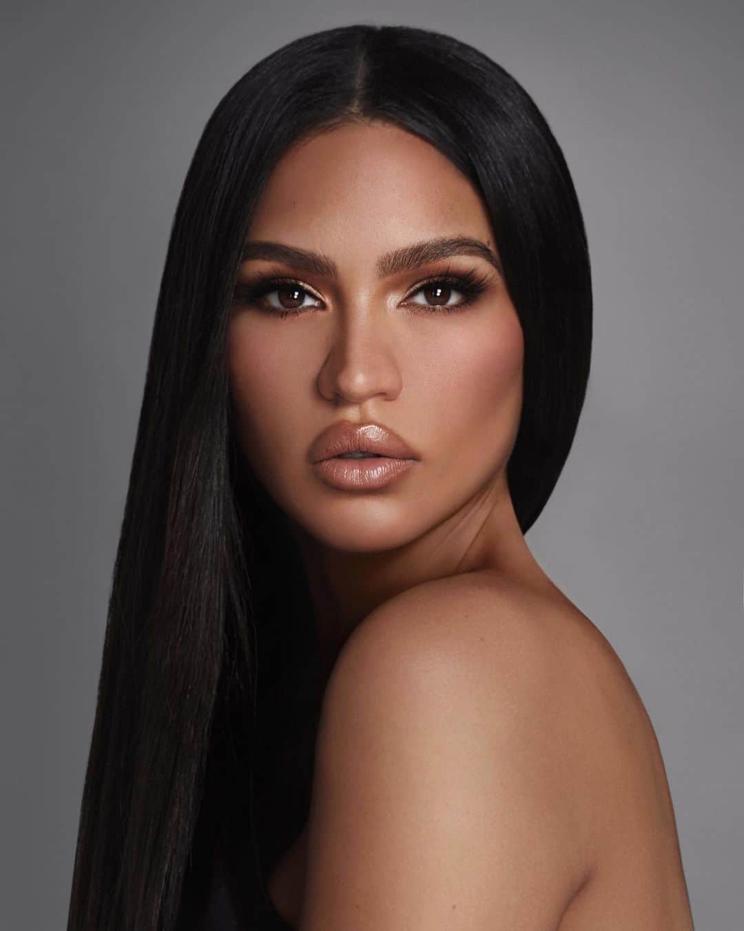 cassieのインスタグラム：「Keep it Simple  @alexevansphotography  @rokaelbeauty  @hairbyruslan」